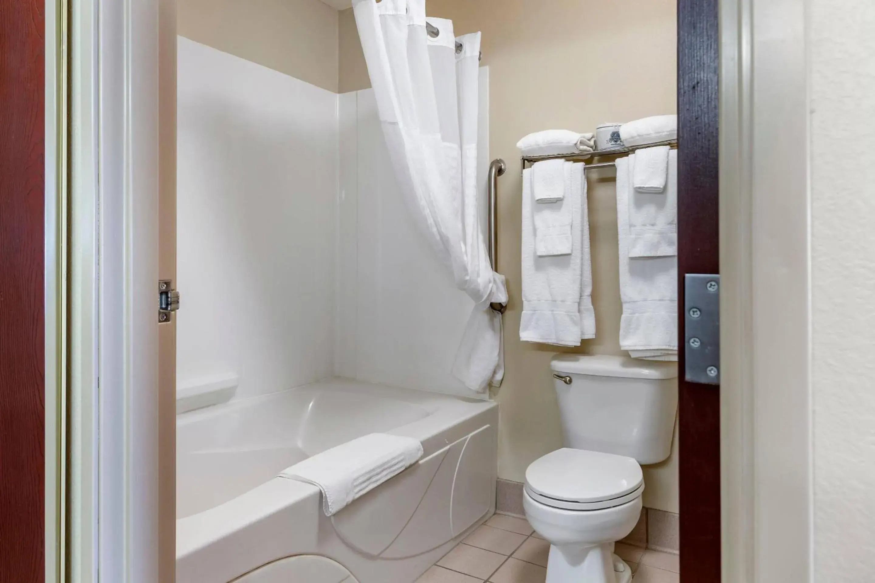 Bedroom in Comfort Suites Grandville - Grand Rapids SW Bedroom in Comfort Suites Grandville - Grand Rapids SW