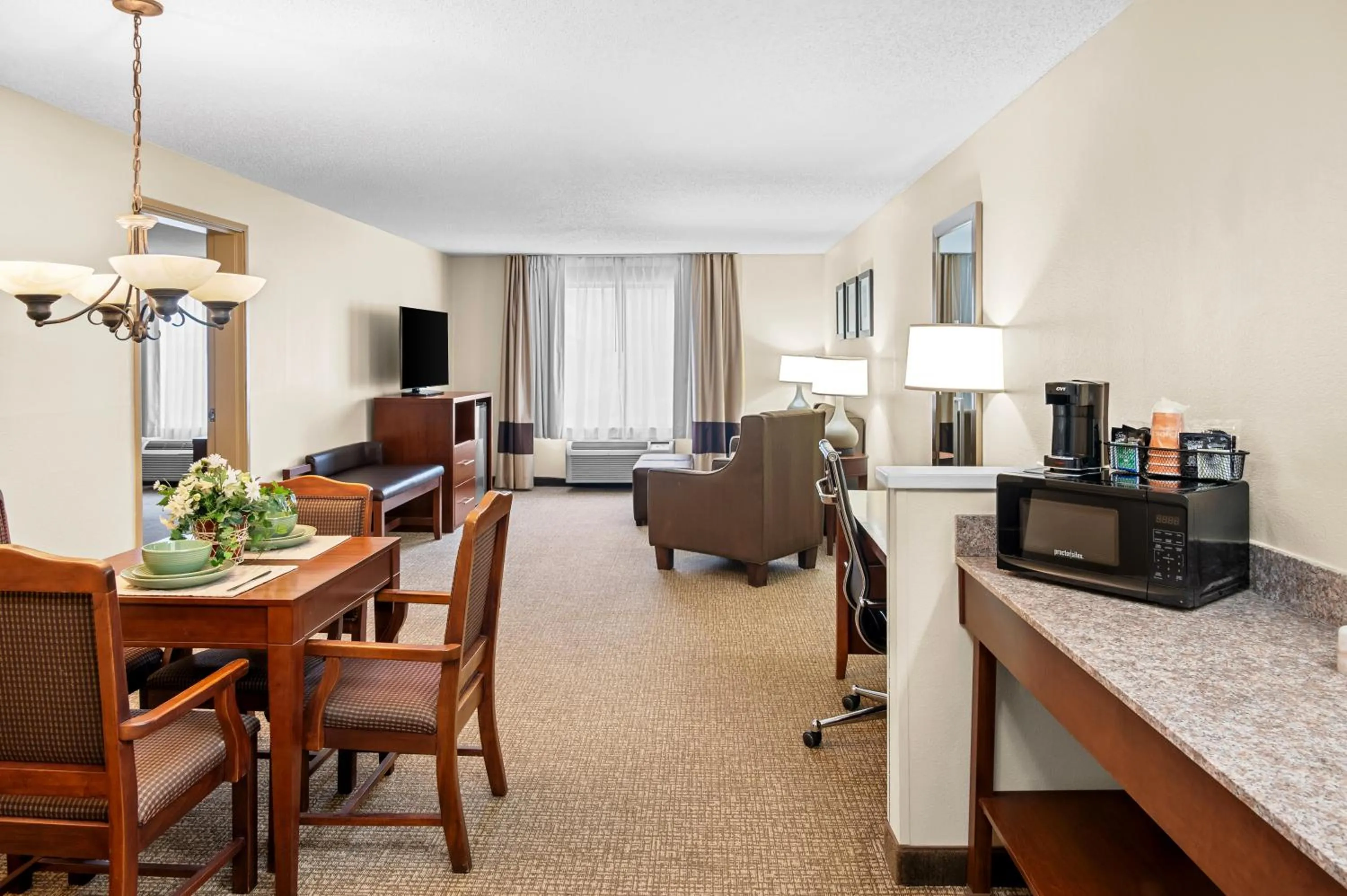 Seating area in Comfort Suites Grandville - Grand Rapids SW