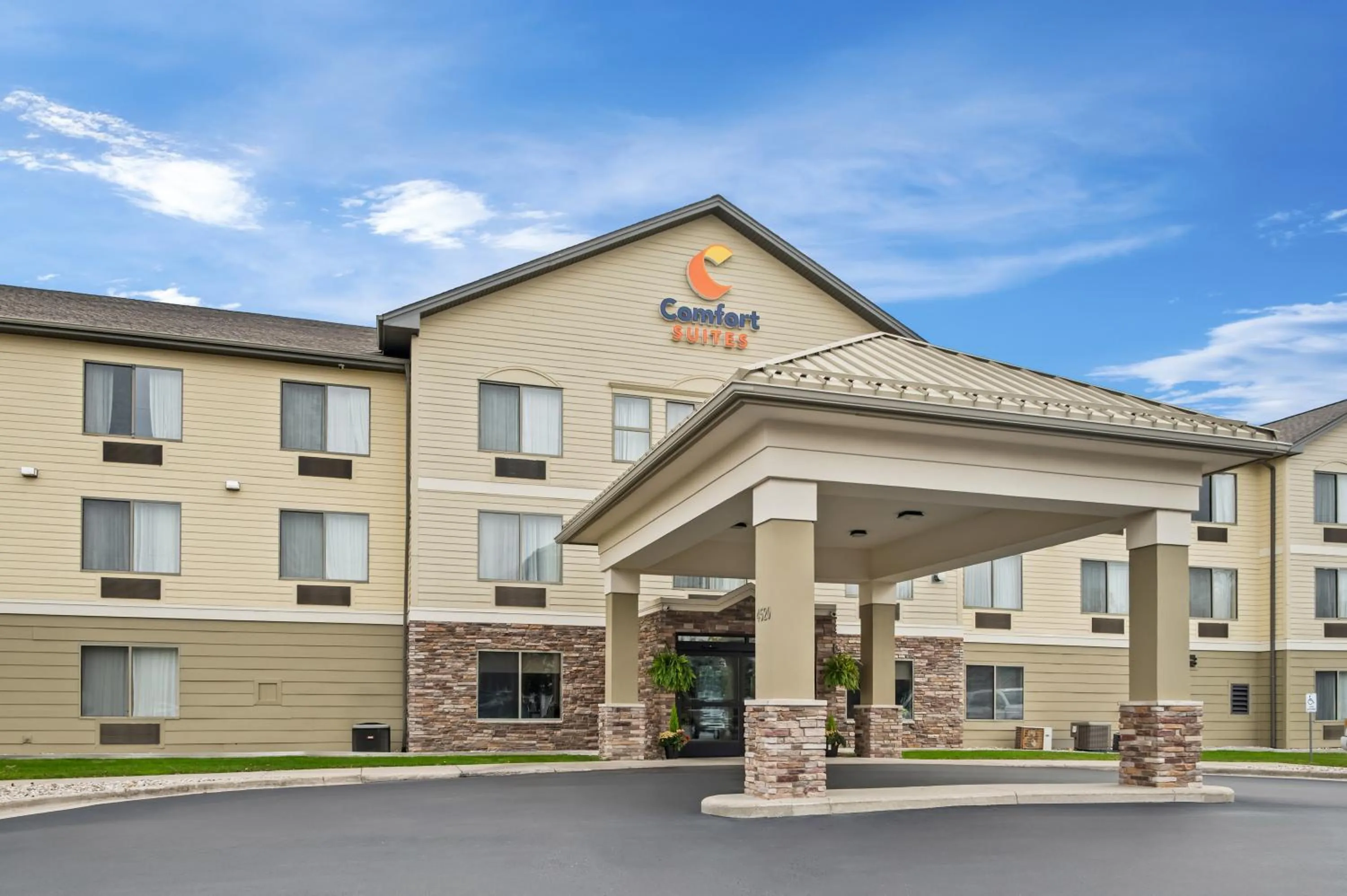 Facade/entrance in Comfort Suites Grandville - Grand Rapids SW