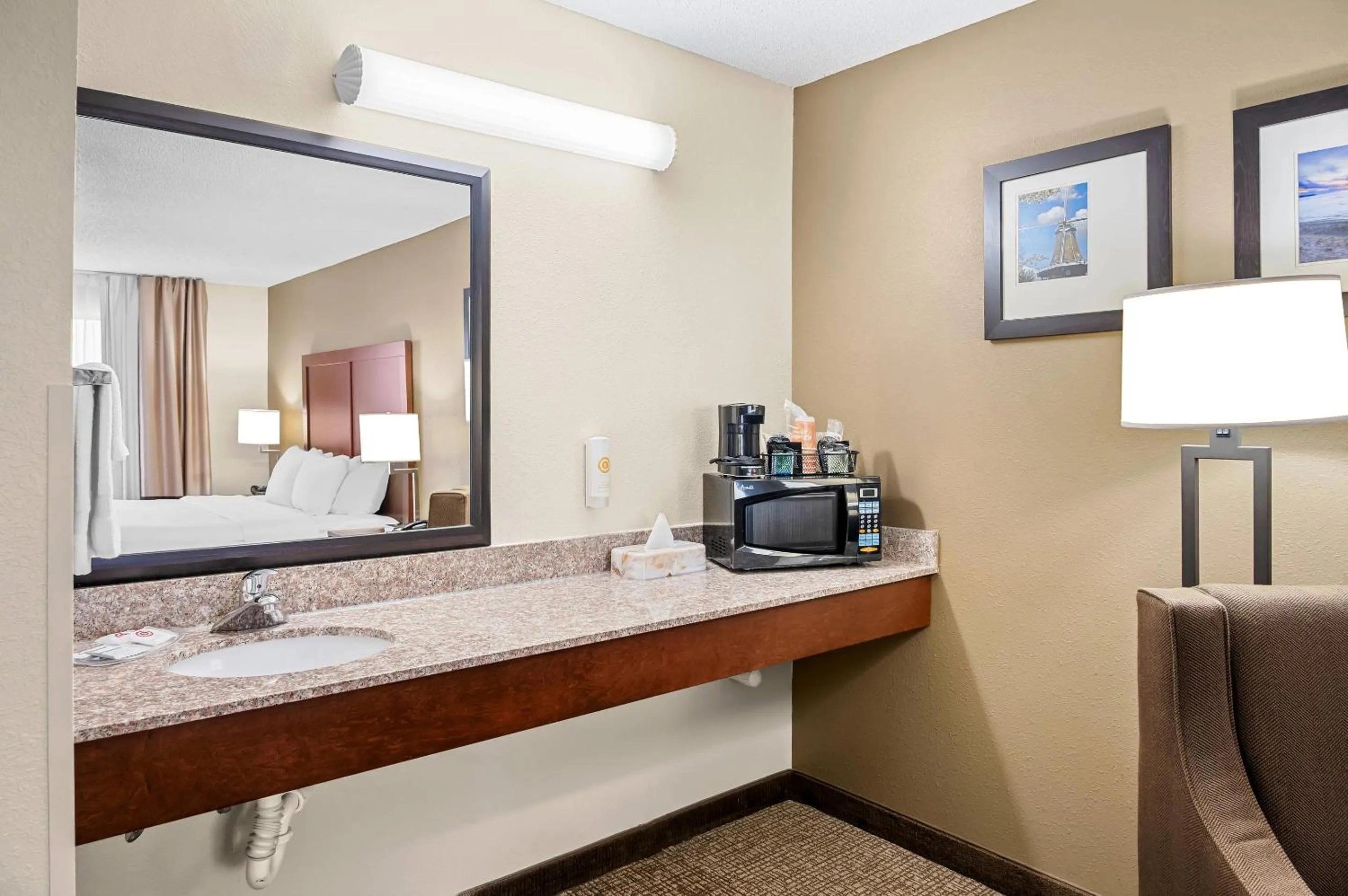 Bedroom, Bed in Comfort Suites Grandville - Grand Rapids SW