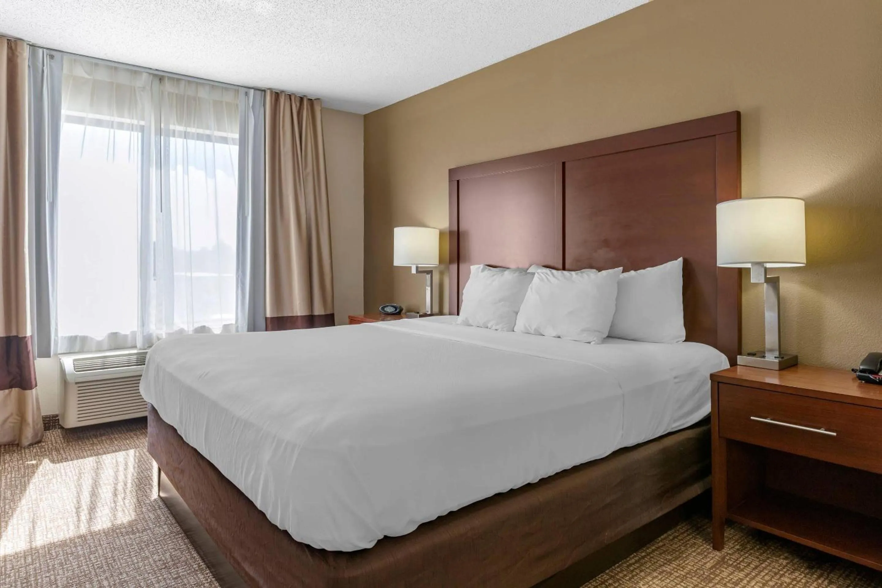 Bedroom, Bed in Comfort Suites Grandville - Grand Rapids SW