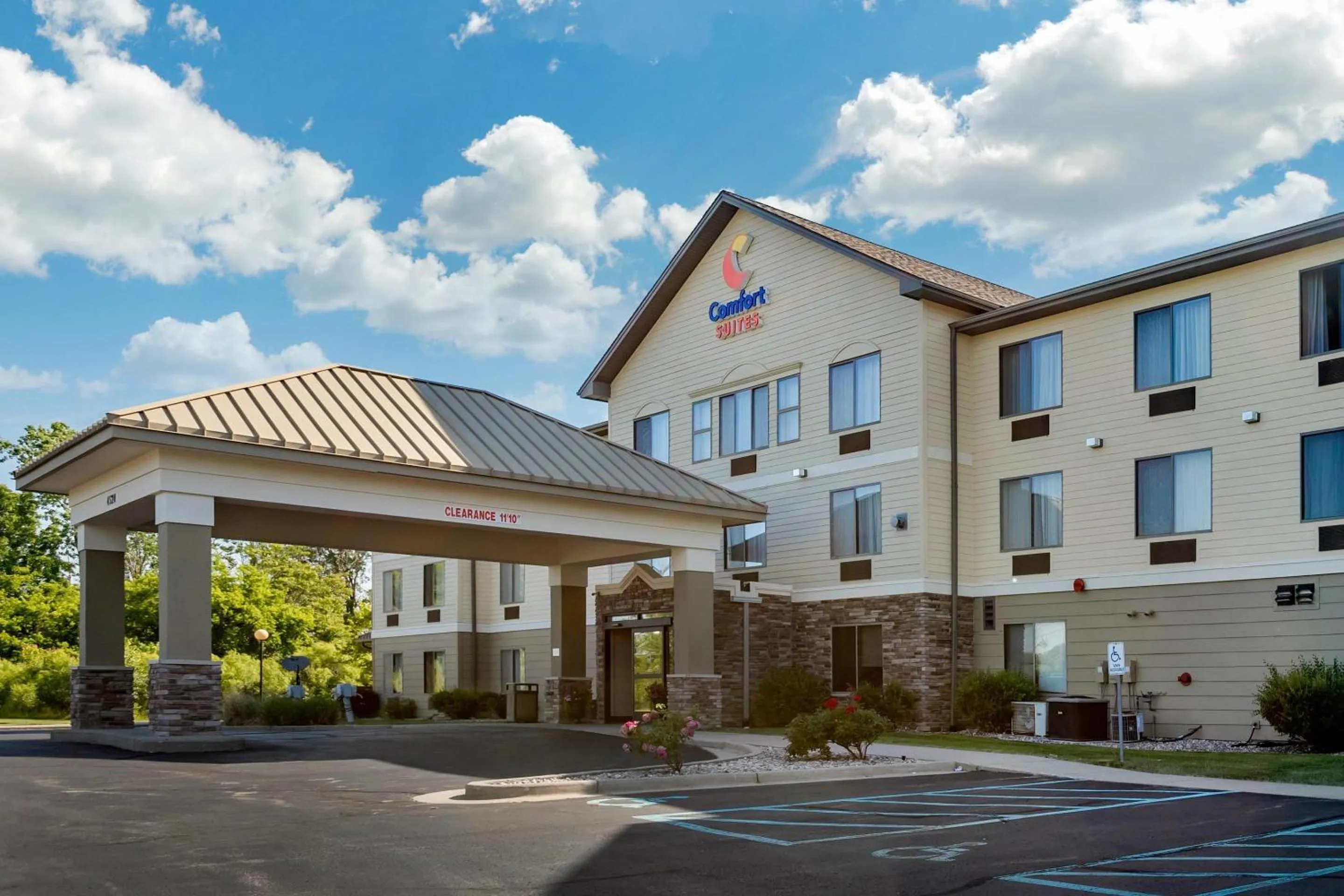 Property building in Comfort Suites Grandville - Grand Rapids SW