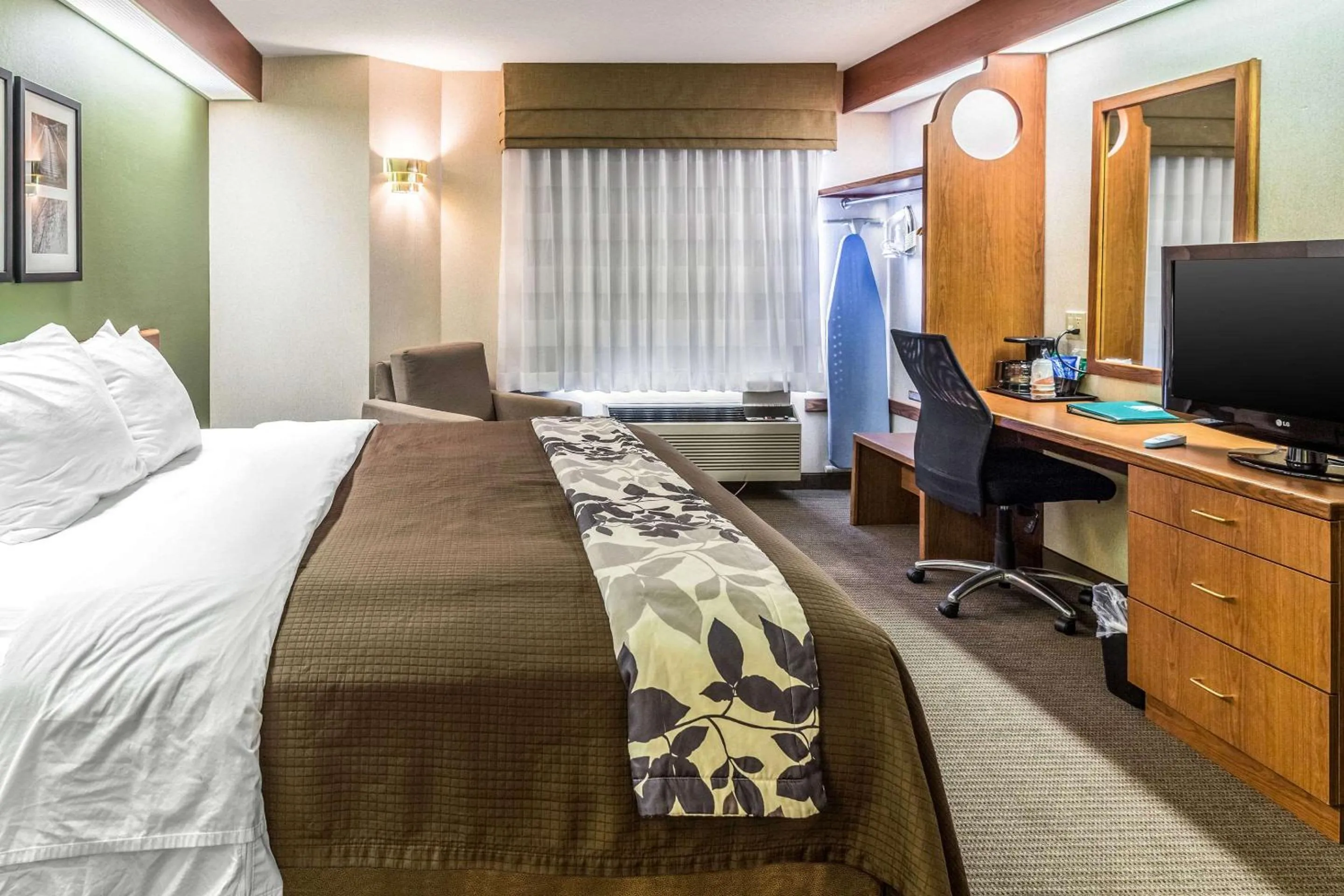 Photo of the whole room, Bed in Sleep Inn & Suites Bay View Acme - Traverse City