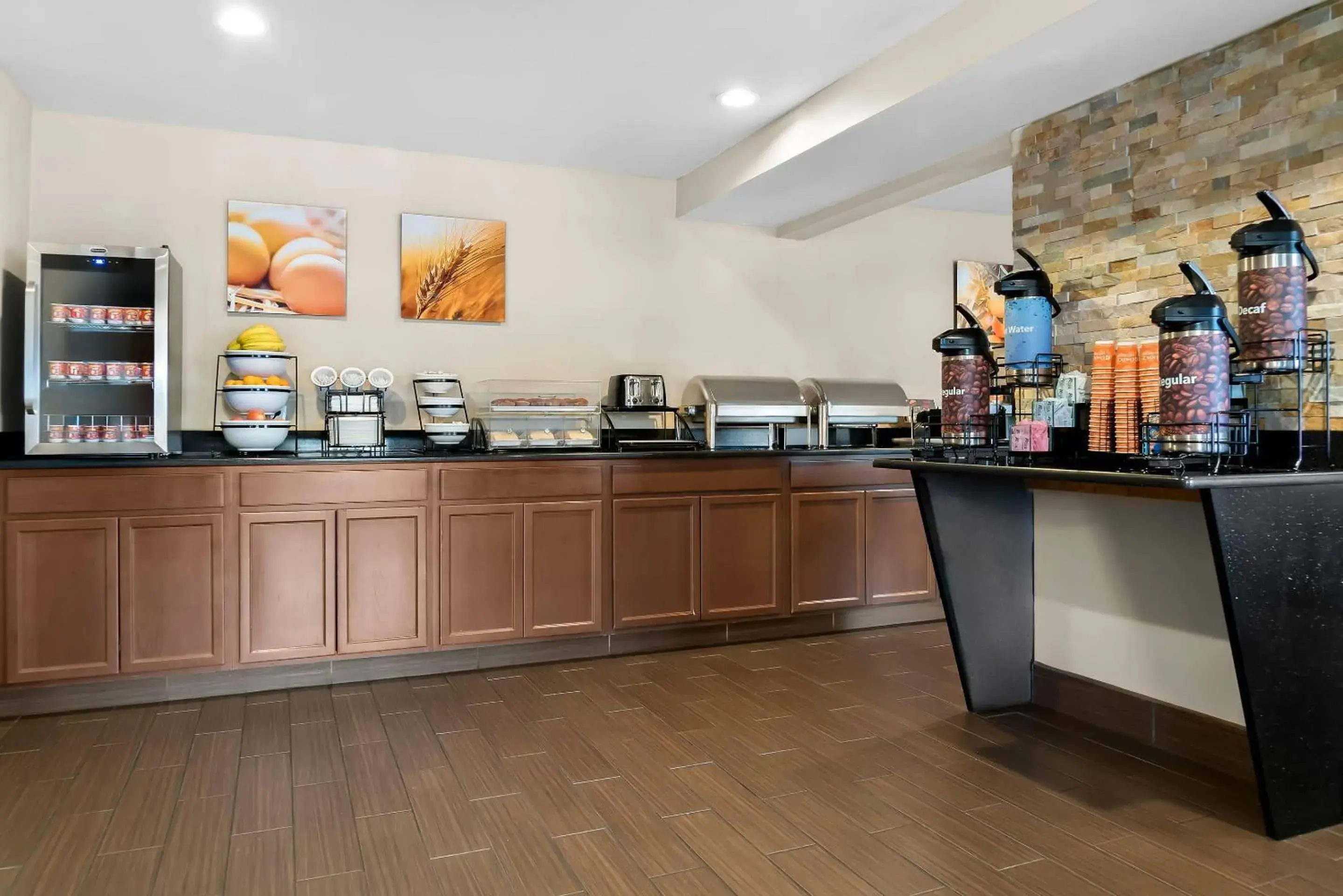 Breakfast in Comfort Inn & Suites Breakfast in Comfort Inn & Suites