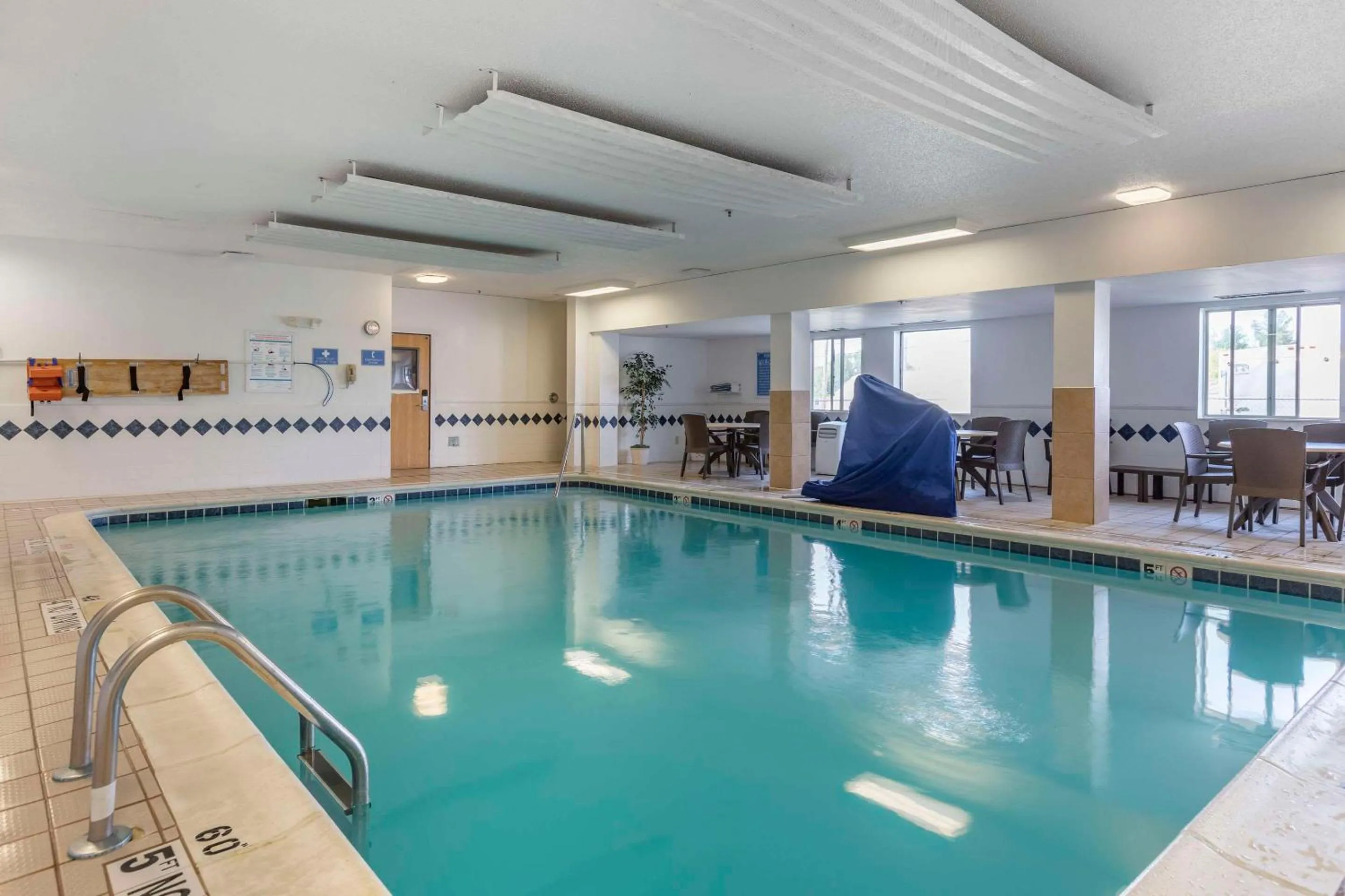 Swimming pool in Comfort Inn Charlotte