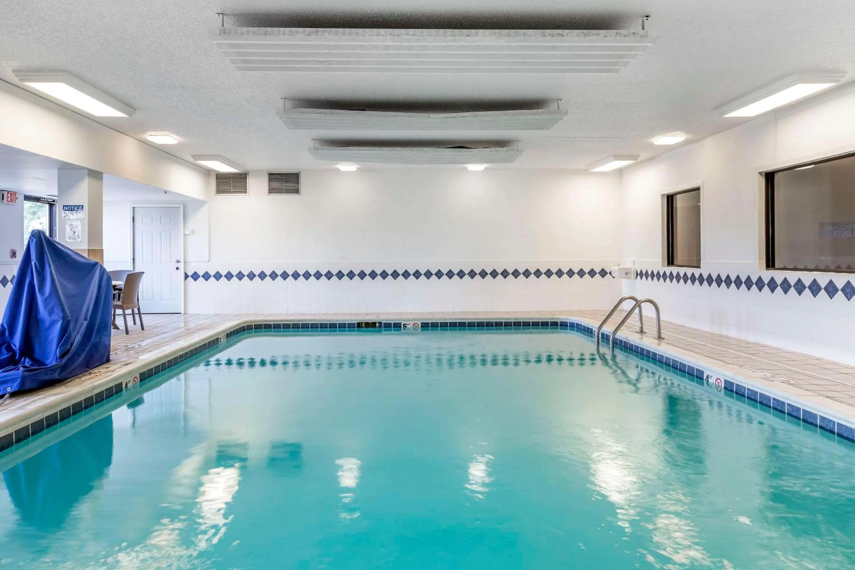 Swimming pool in Comfort Inn Charlotte