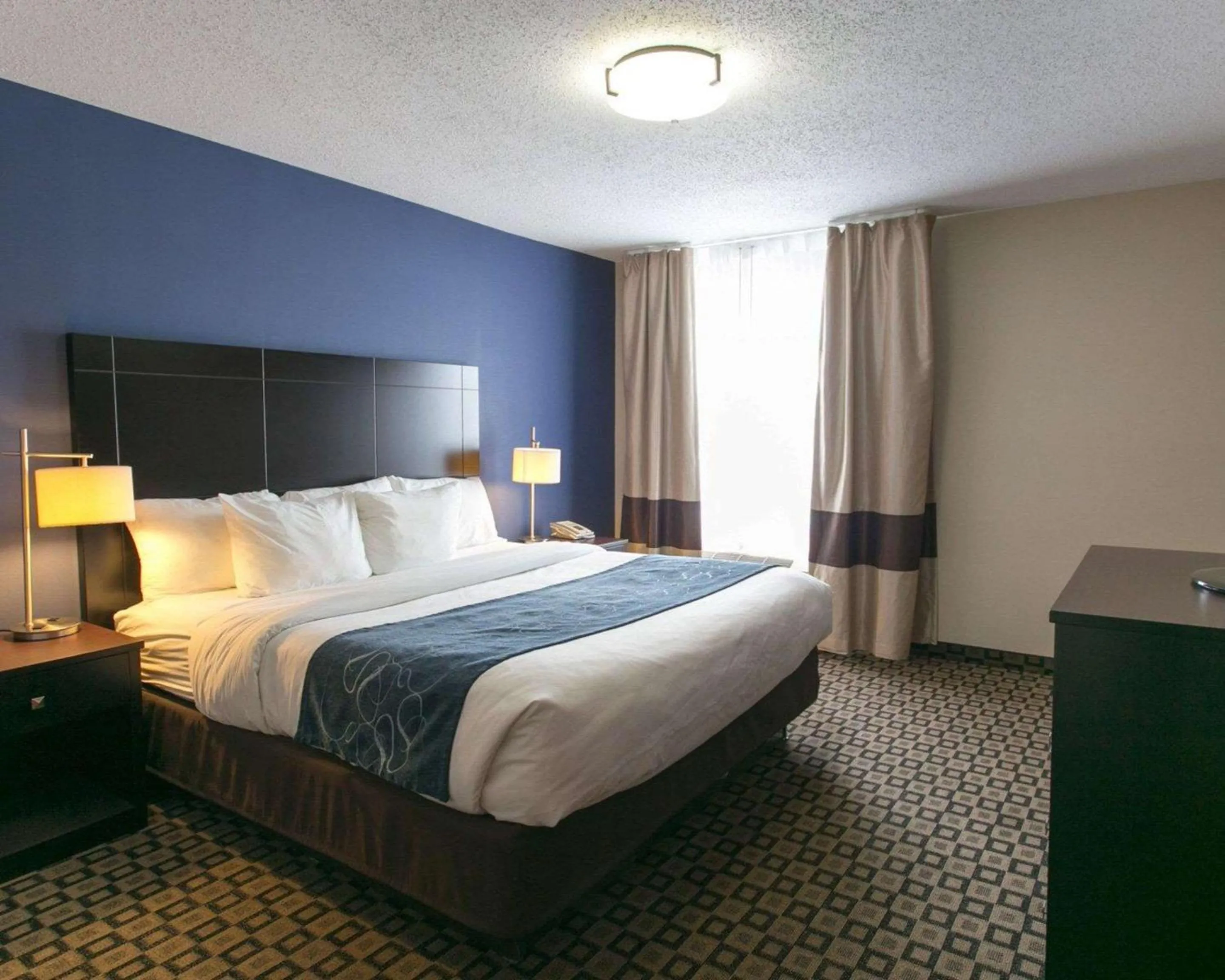 Photo of the whole room, Bed in Comfort Suites Benton Harbor - St Joseph