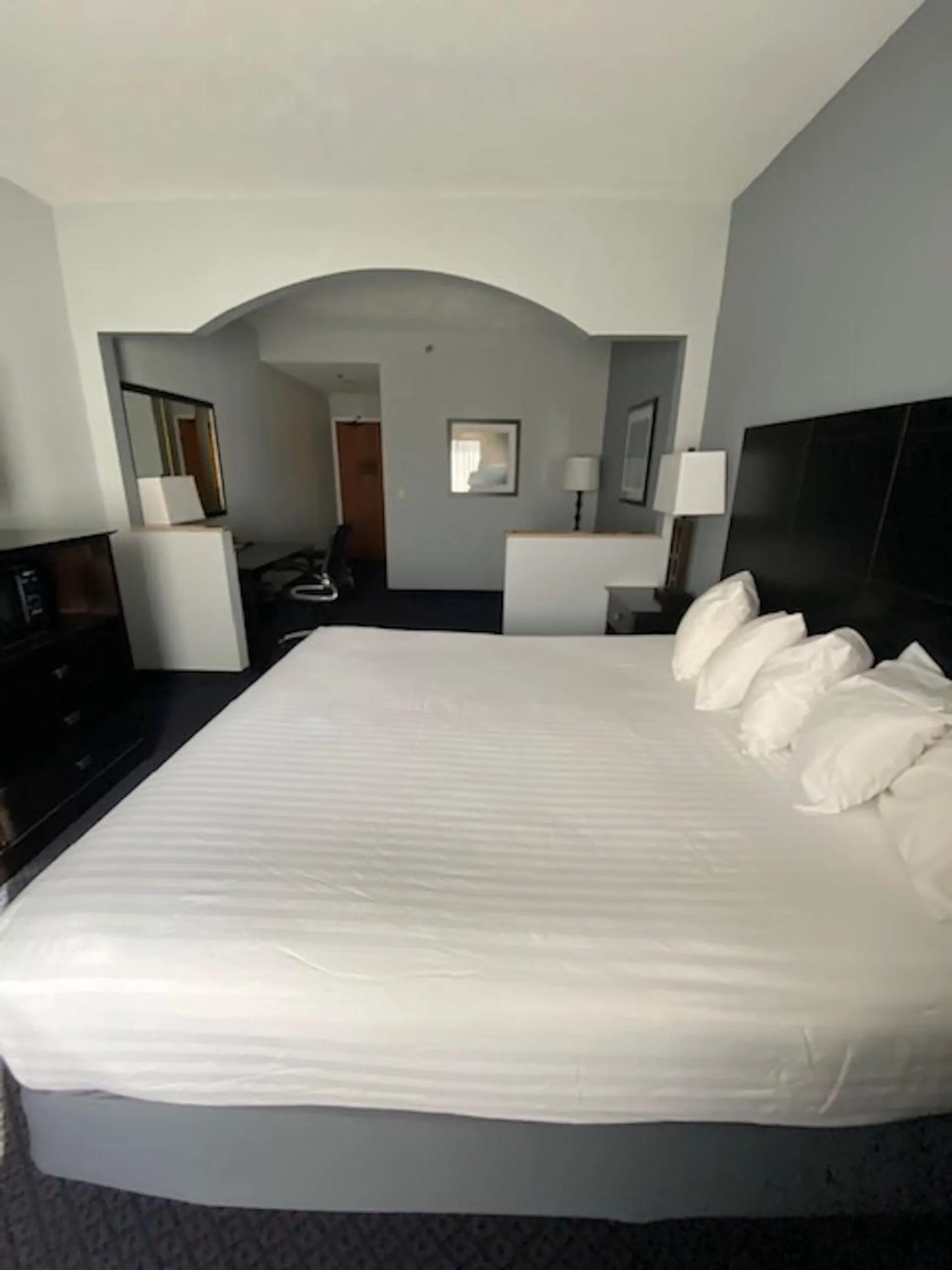 Photo of the whole room, Bed in Lakeside Resort & Conference Center