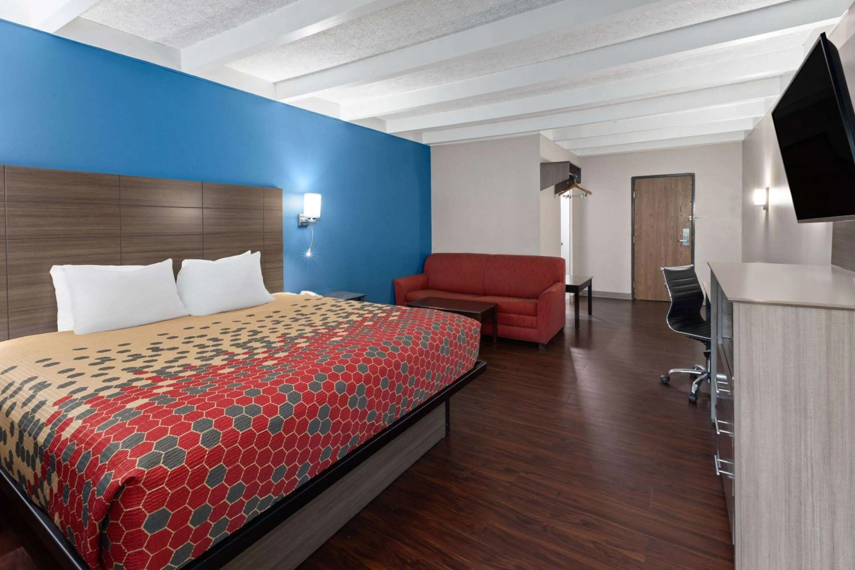 Photo of the whole room, Bed in Baymont by Wyndham Bay City