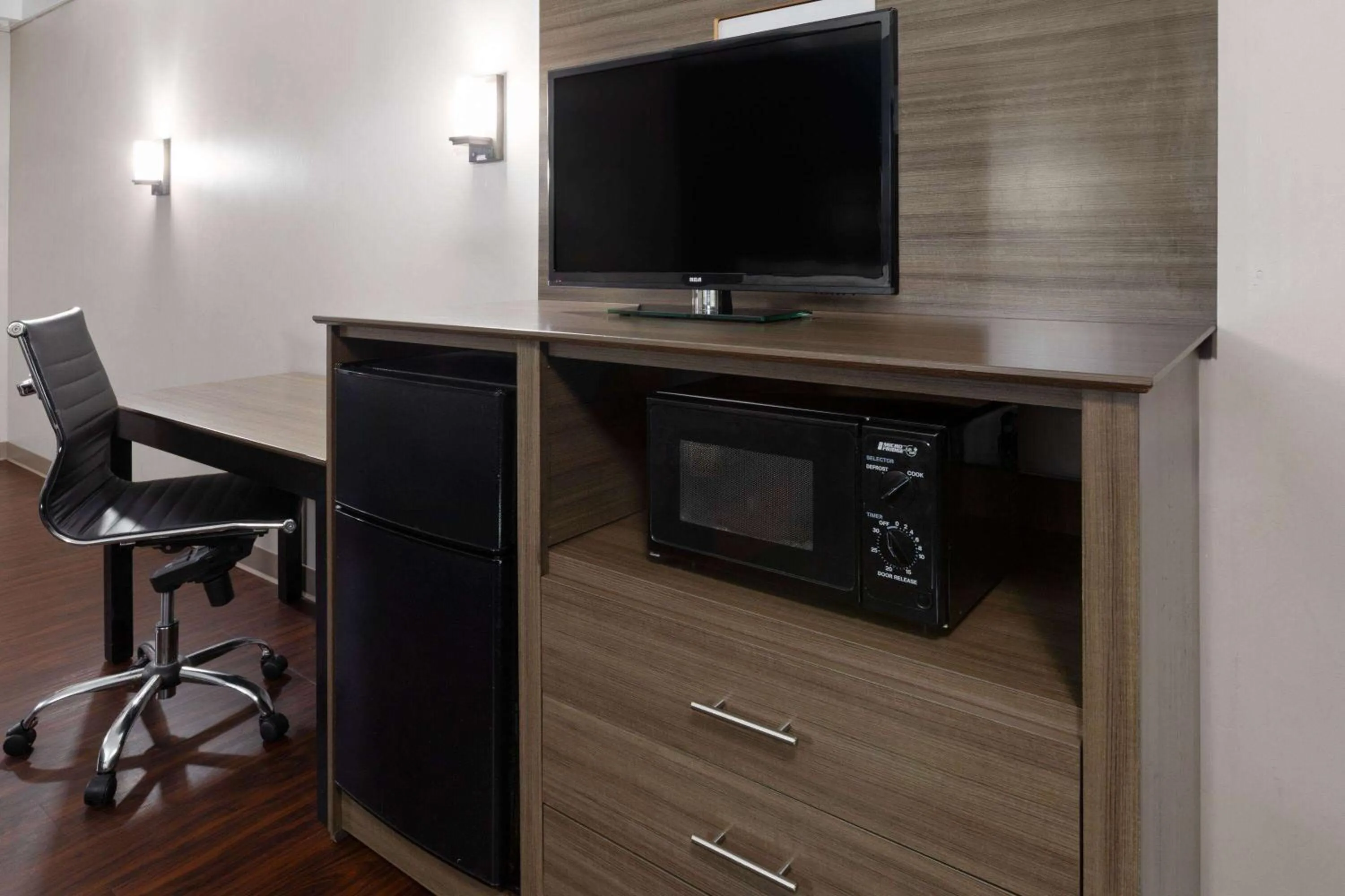 TV and multimedia in Baymont by Wyndham Bay City