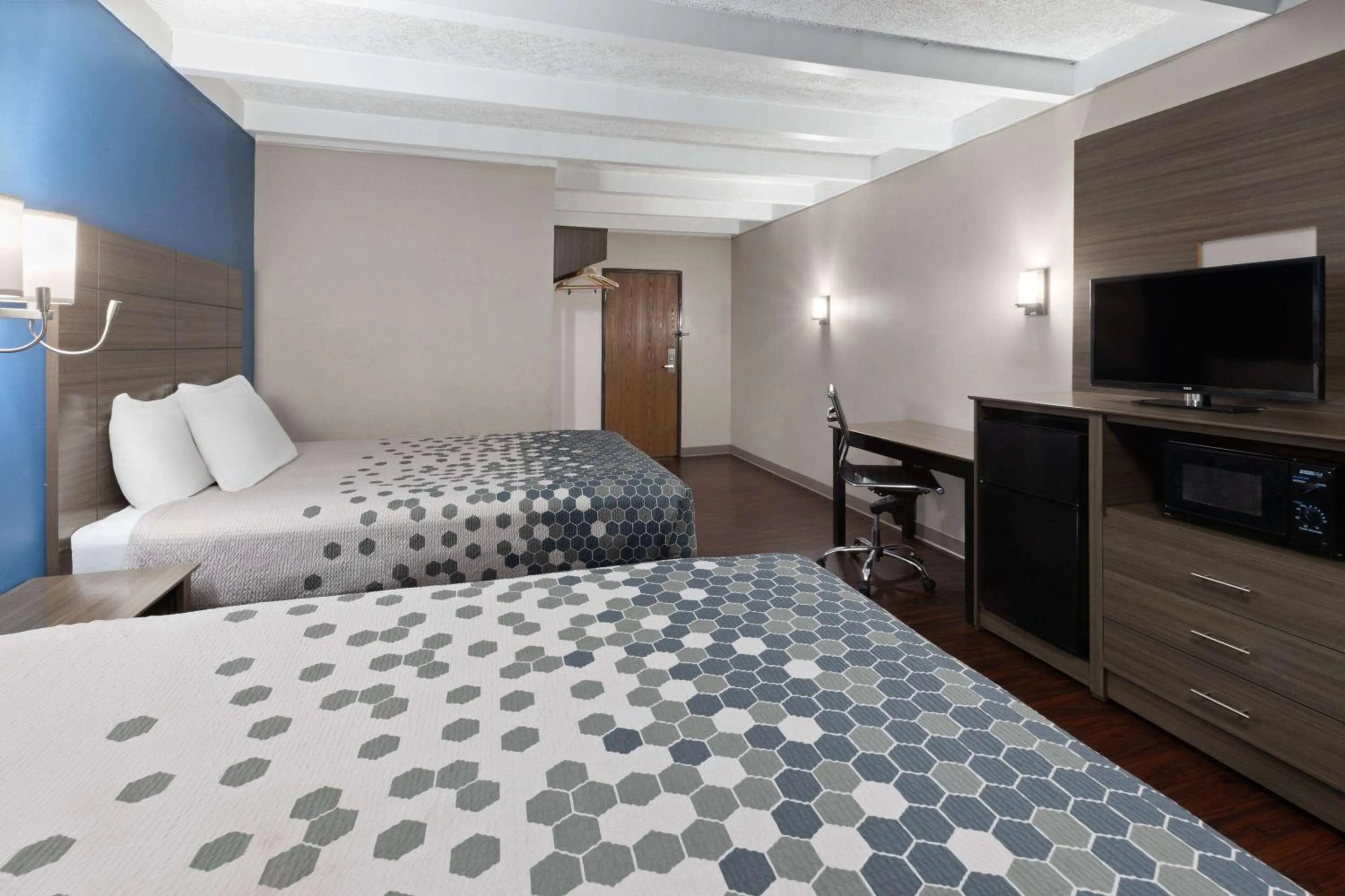 Photo of the whole room, Bed in Baymont by Wyndham Bay City