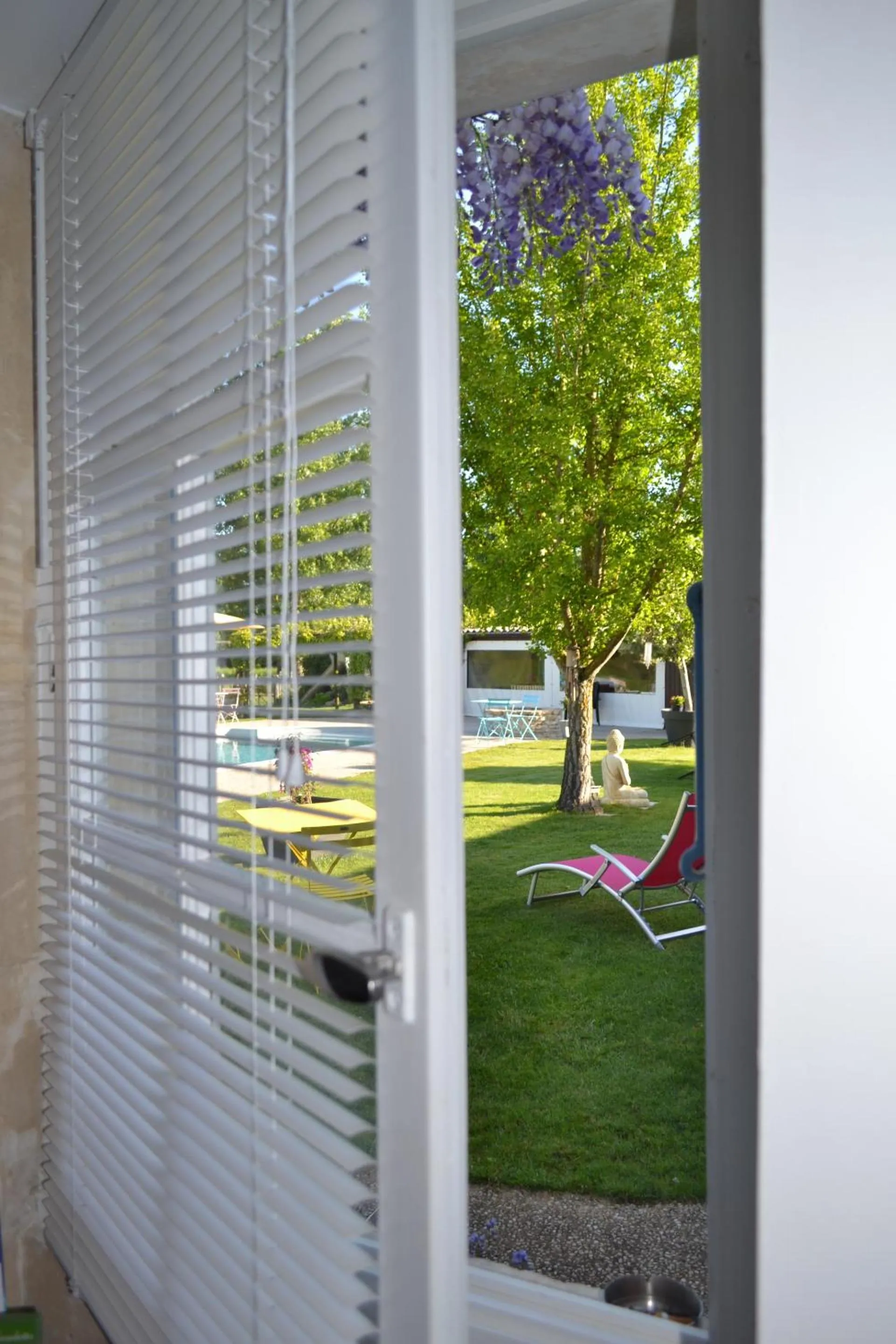Pool view in L'instant bleu