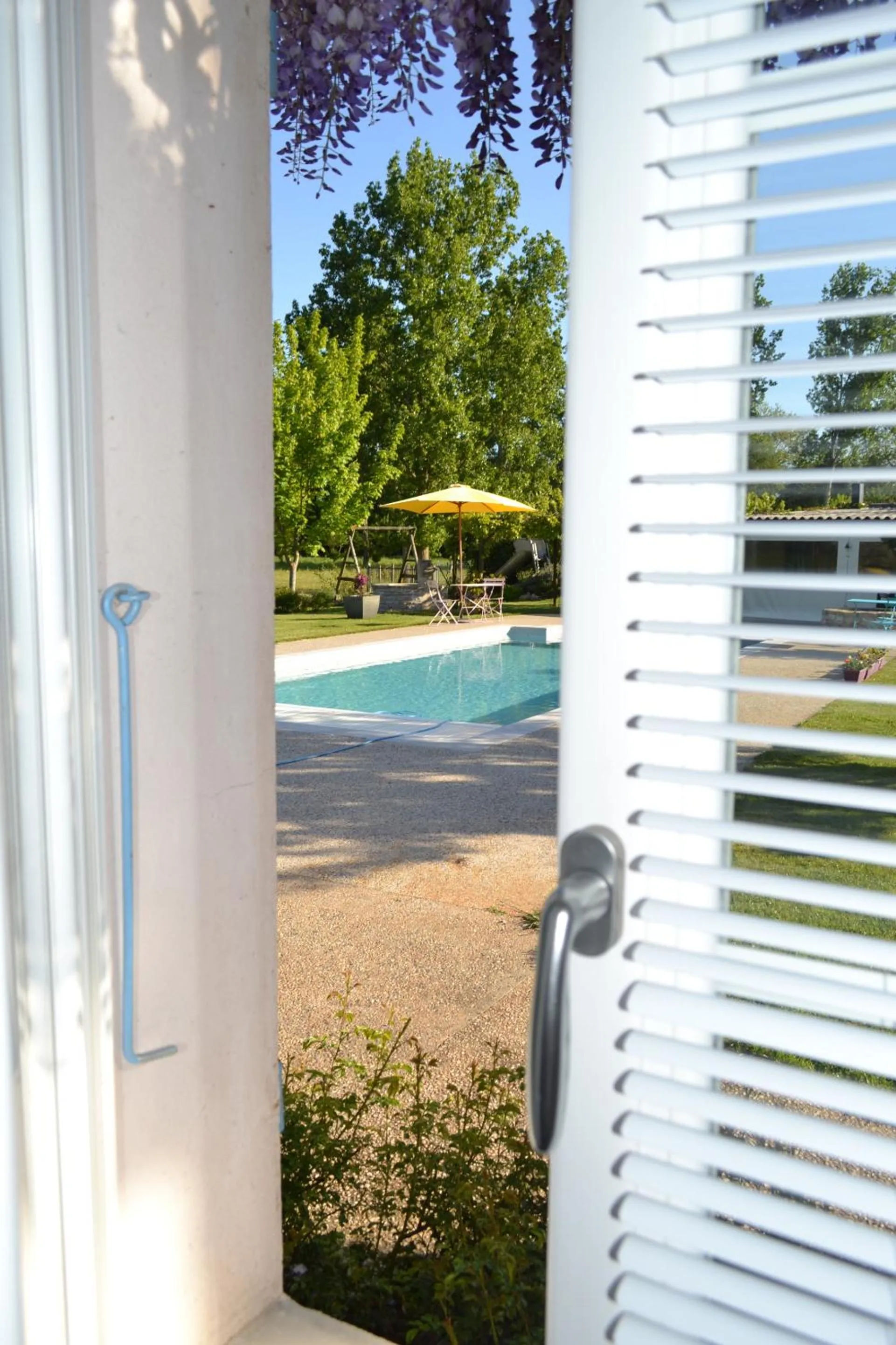 Pool view in L'instant bleu