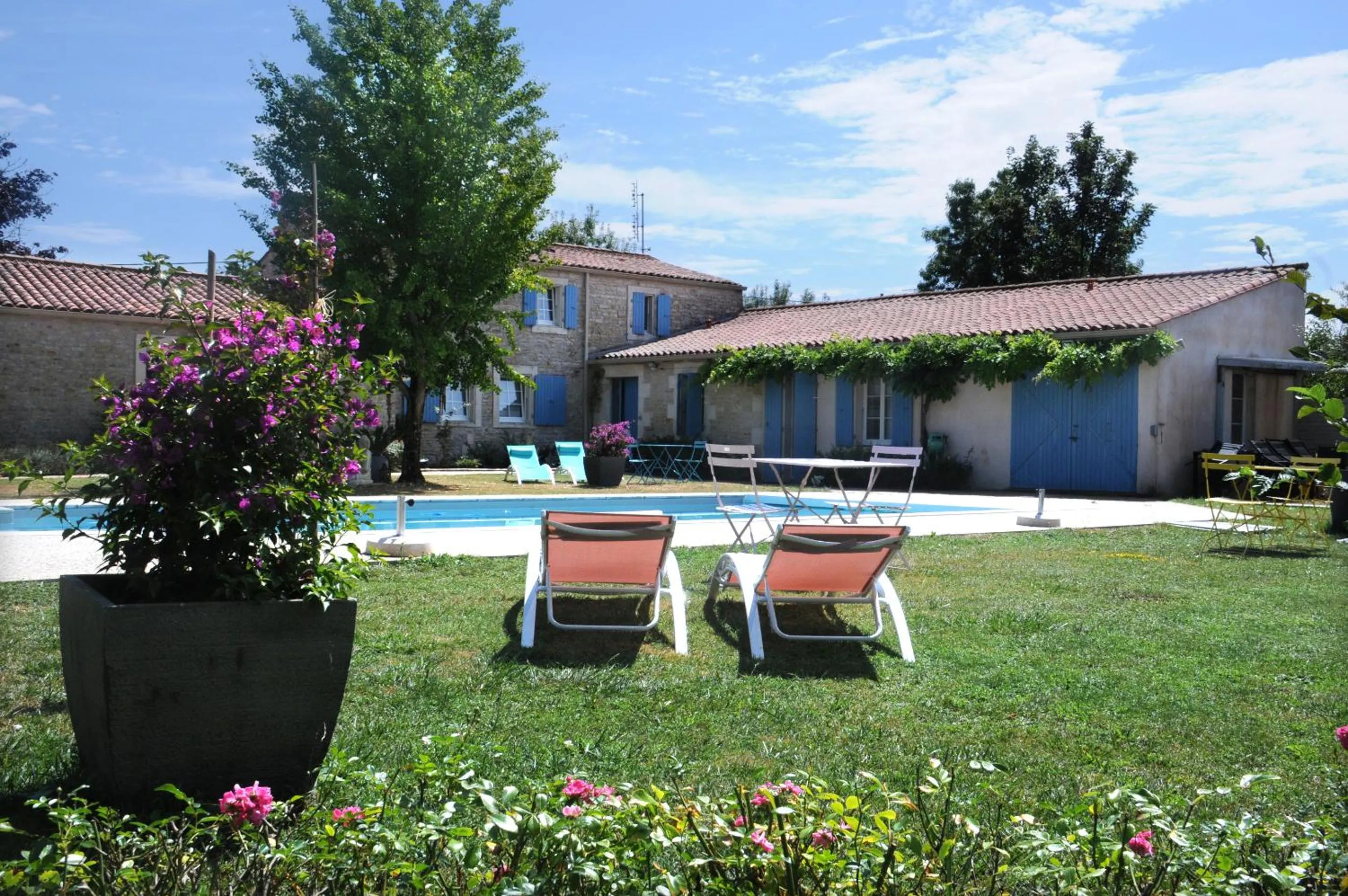 Property logo or sign in L'instant bleu