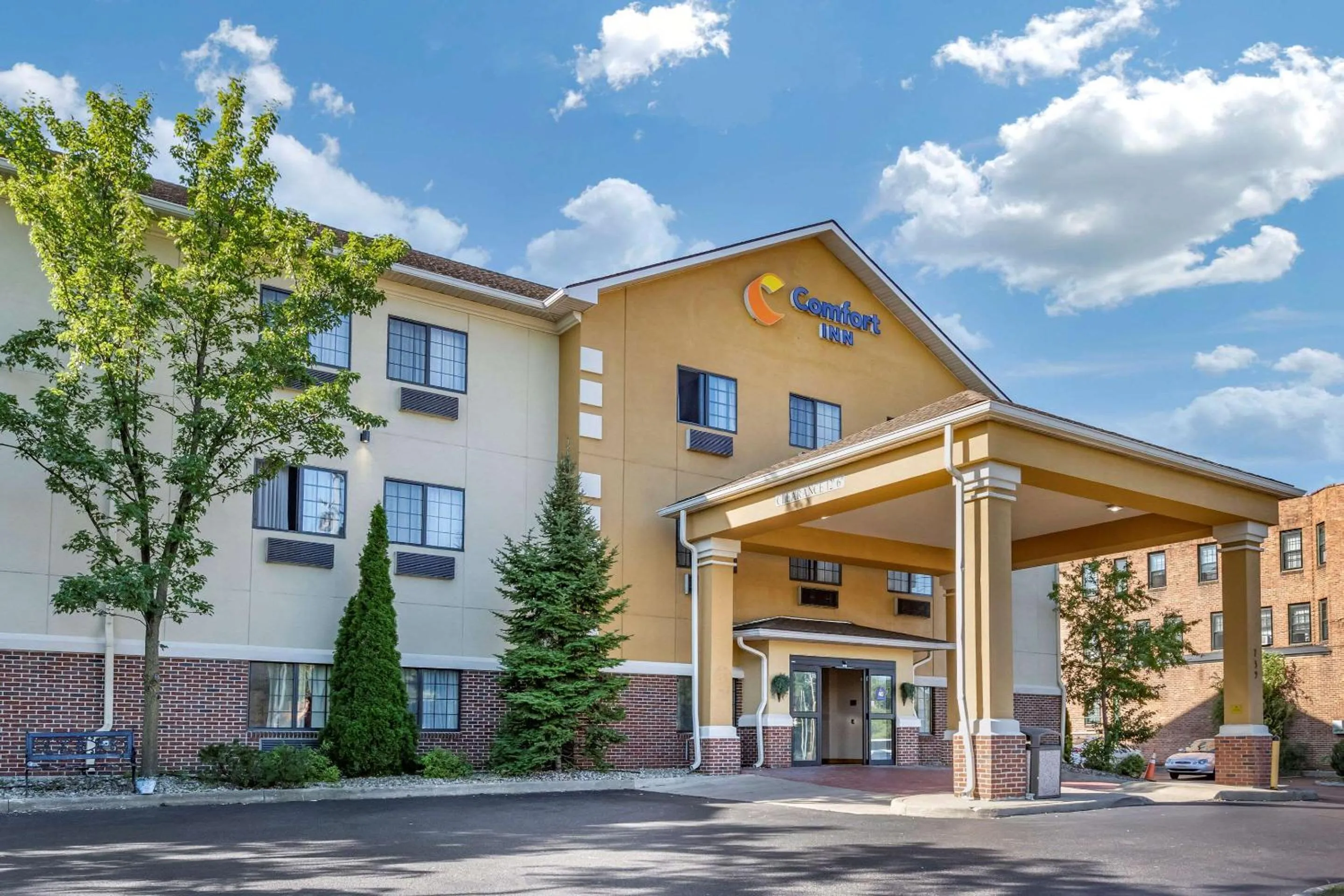 Property building in Comfort Inn Downtown - University Area