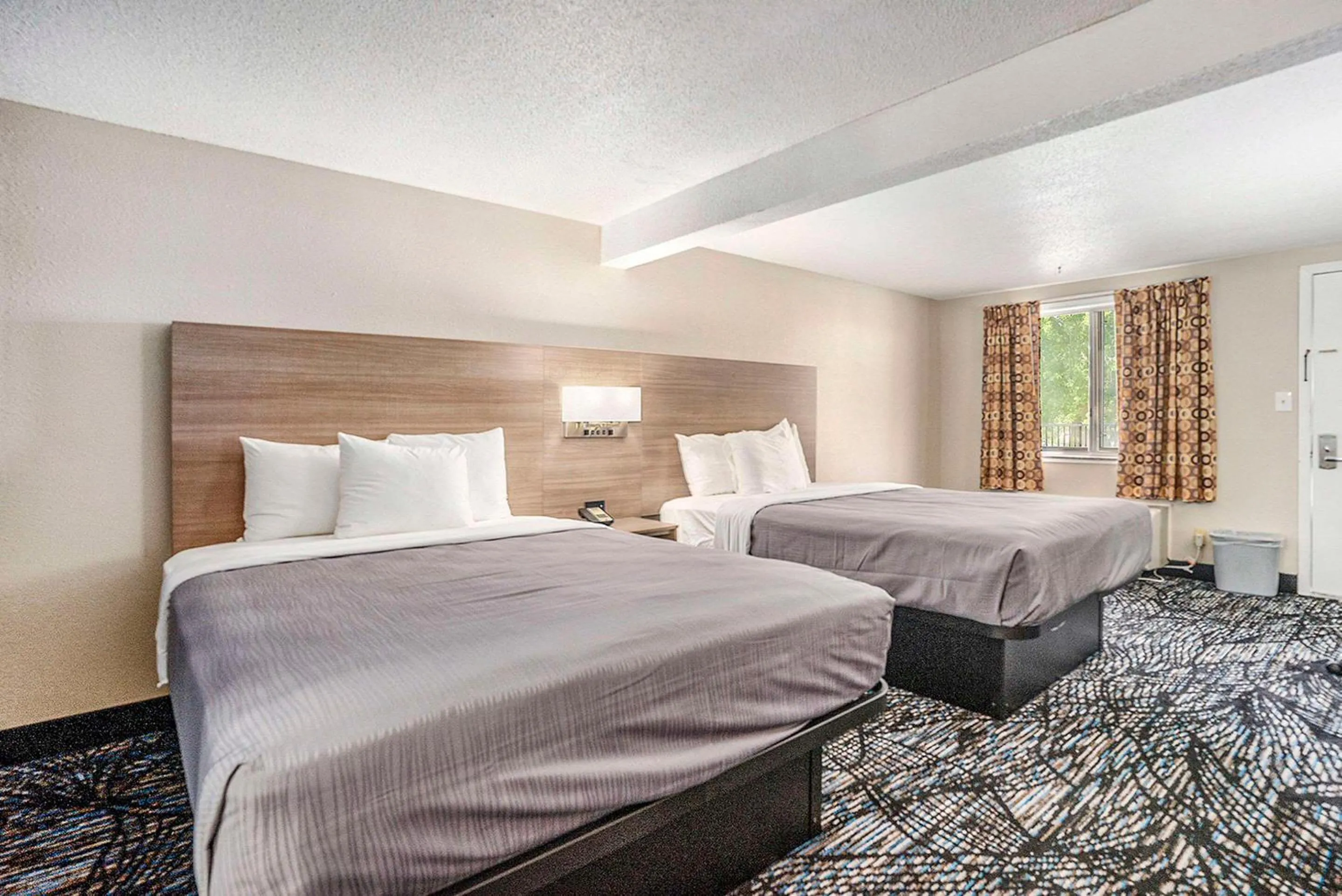 Bedroom, Bed in Rodeway Inn Grand Haven