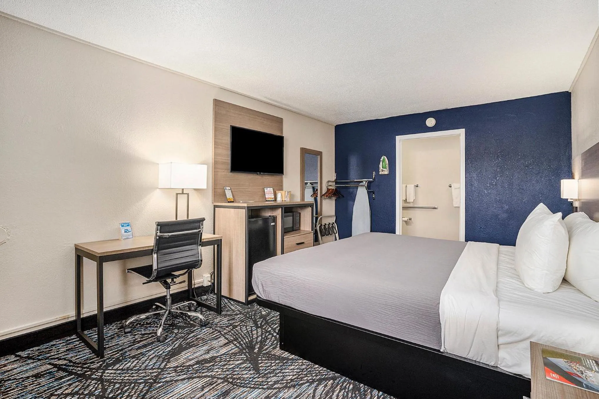 Bedroom, Bed in Rodeway Inn Grand Haven