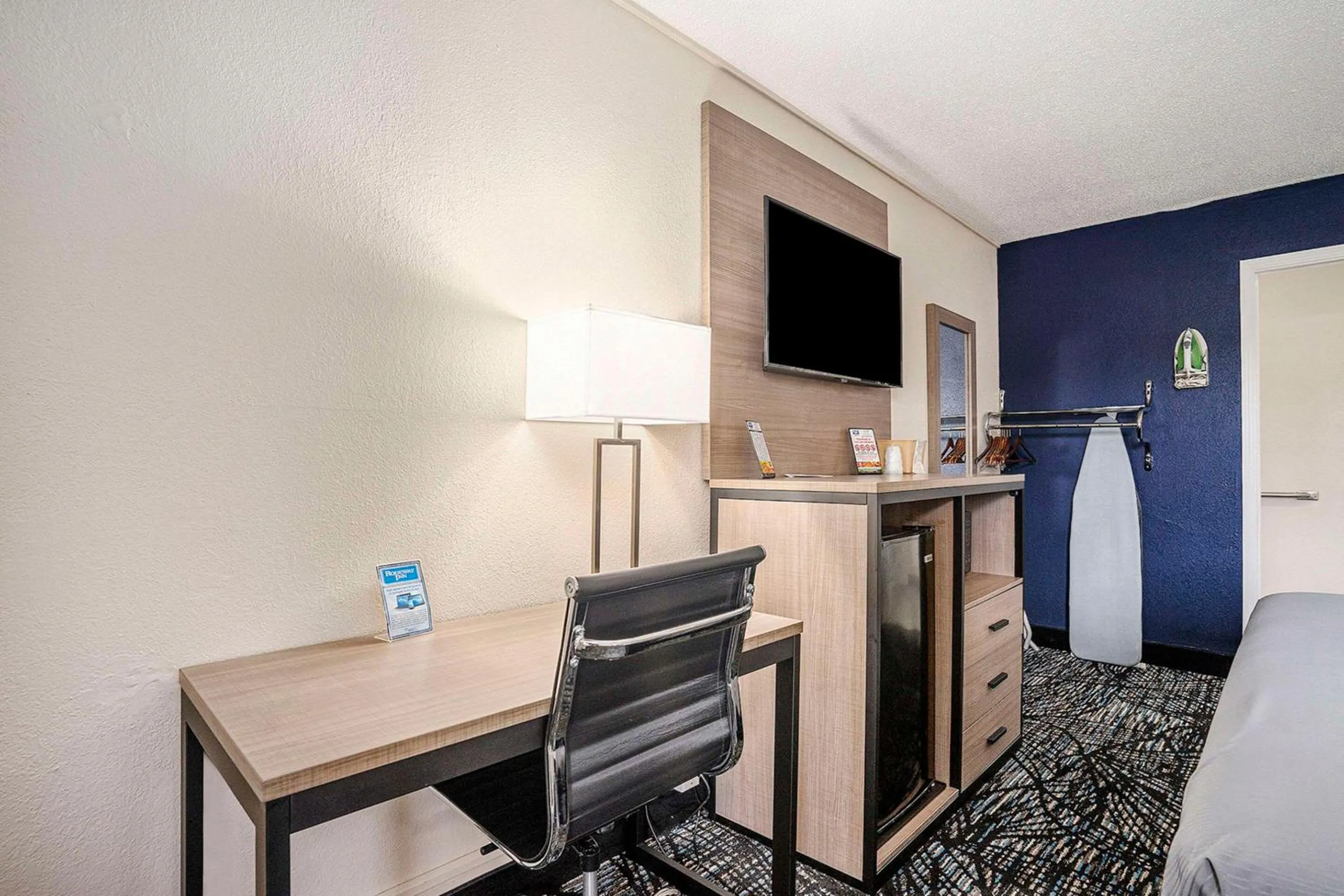 Bedroom, Bed in Rodeway Inn Grand Haven