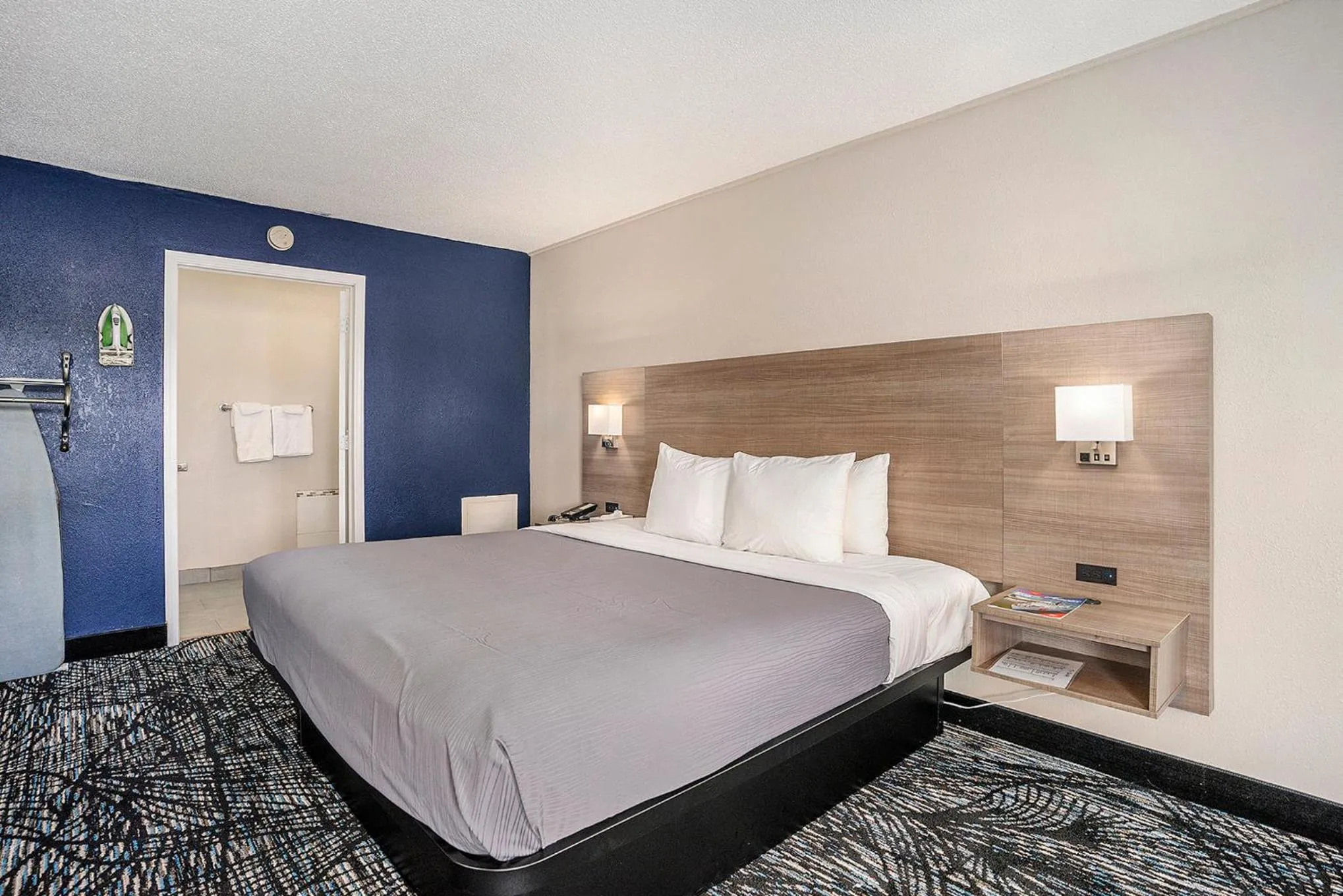 Bedroom, Bed in Rodeway Inn Grand Haven