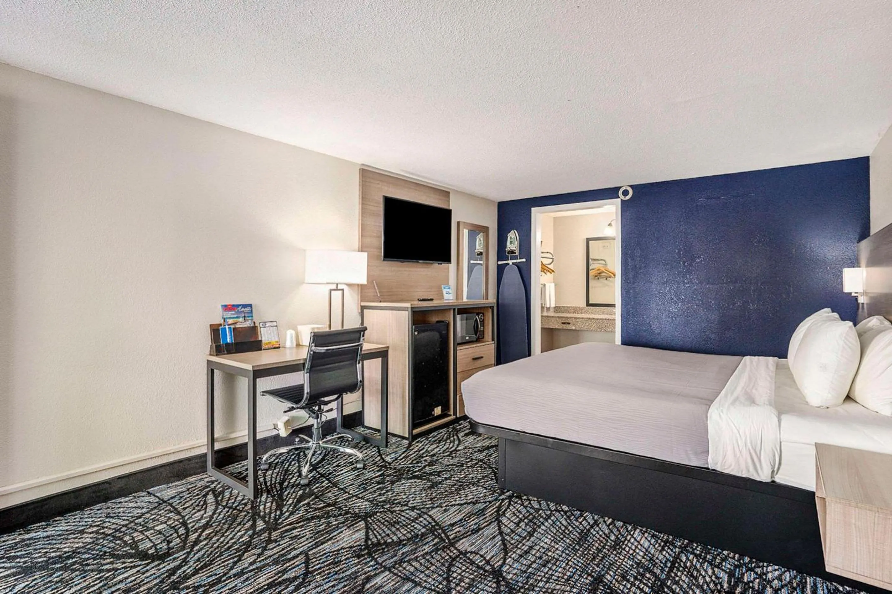 Bedroom, Bed in Rodeway Inn Grand Haven