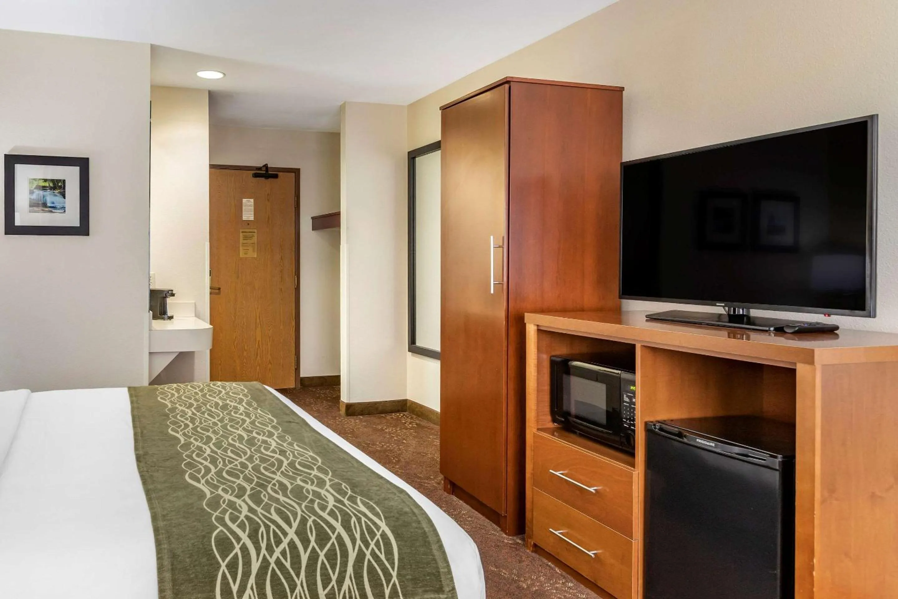 Photo of the whole room, Bed in Comfort Inn Okemos - East Lansing