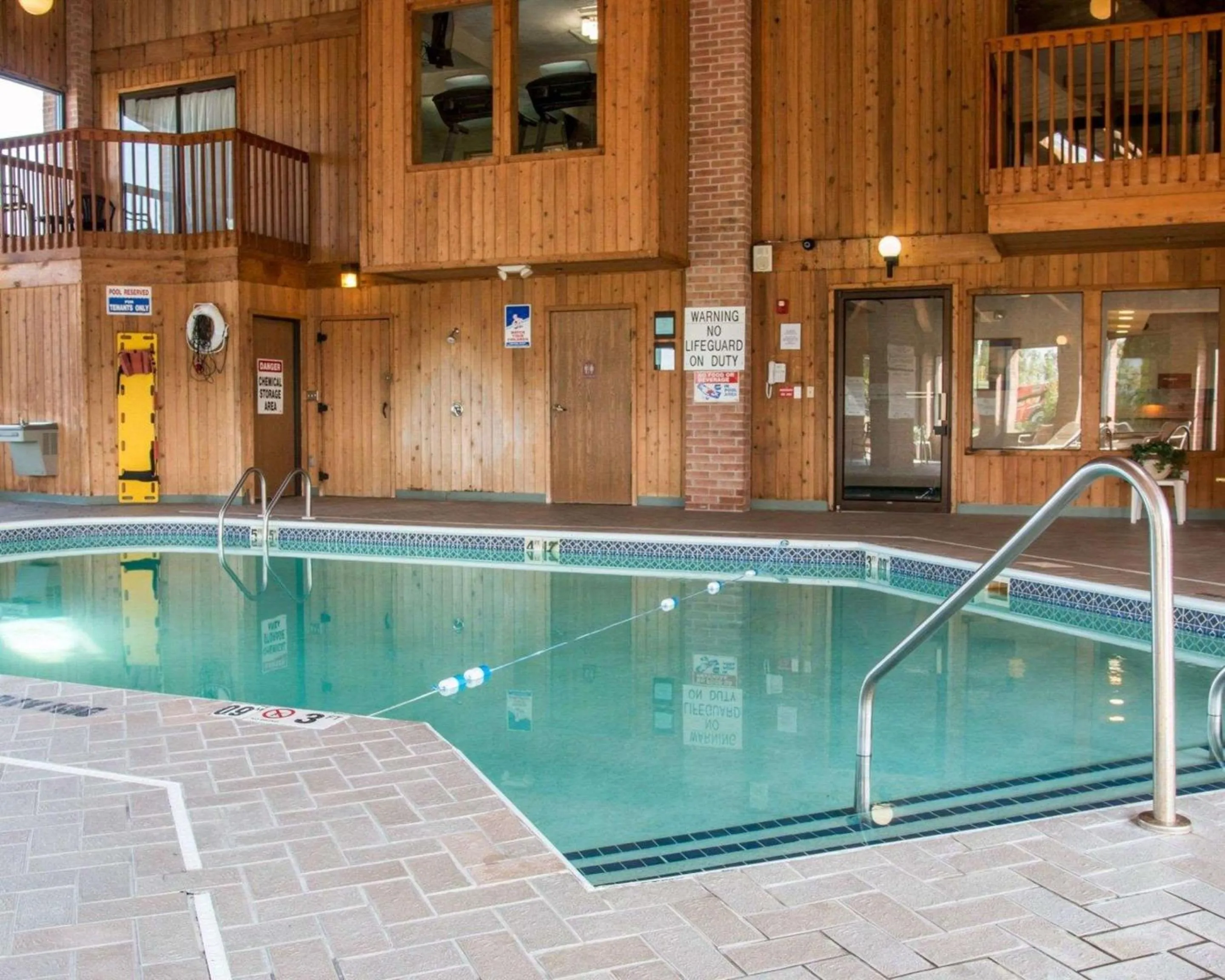 Swimming pool in Quality Inn Hudsonville South