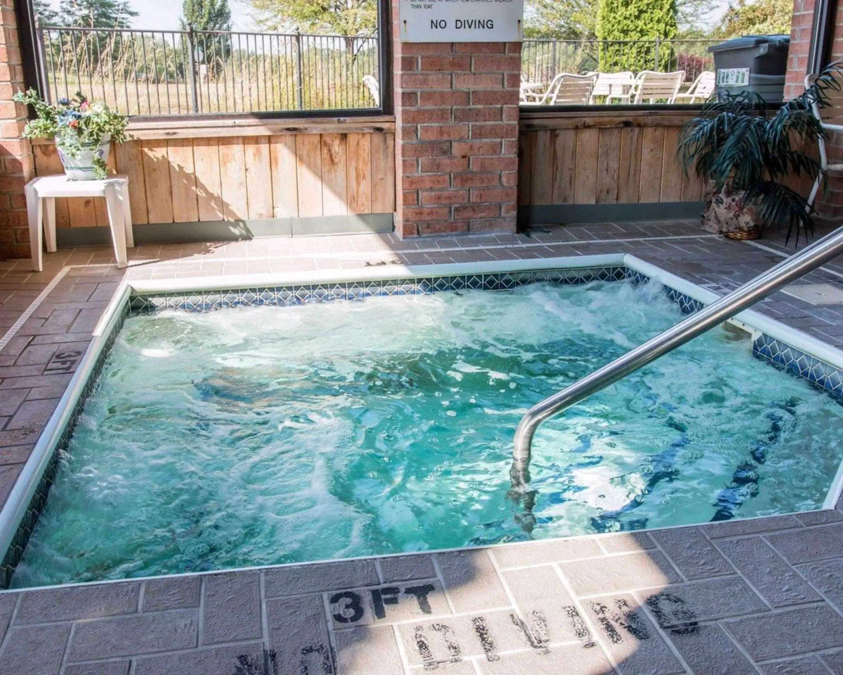 Swimming pool in Quality Inn Hudsonville South Swimming pool in Quality Inn Hudsonville South