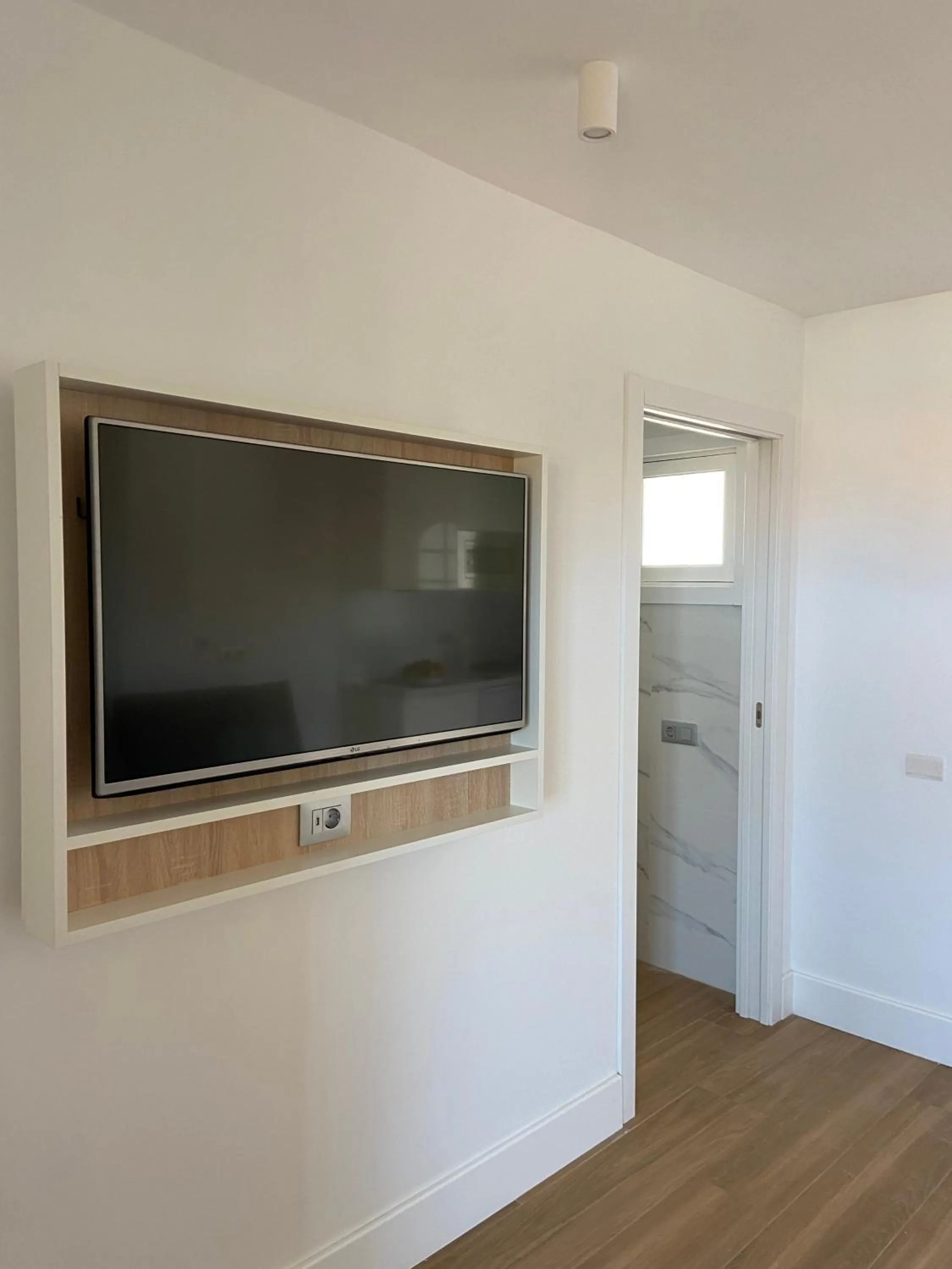 TV and multimedia in Laguna Park 1