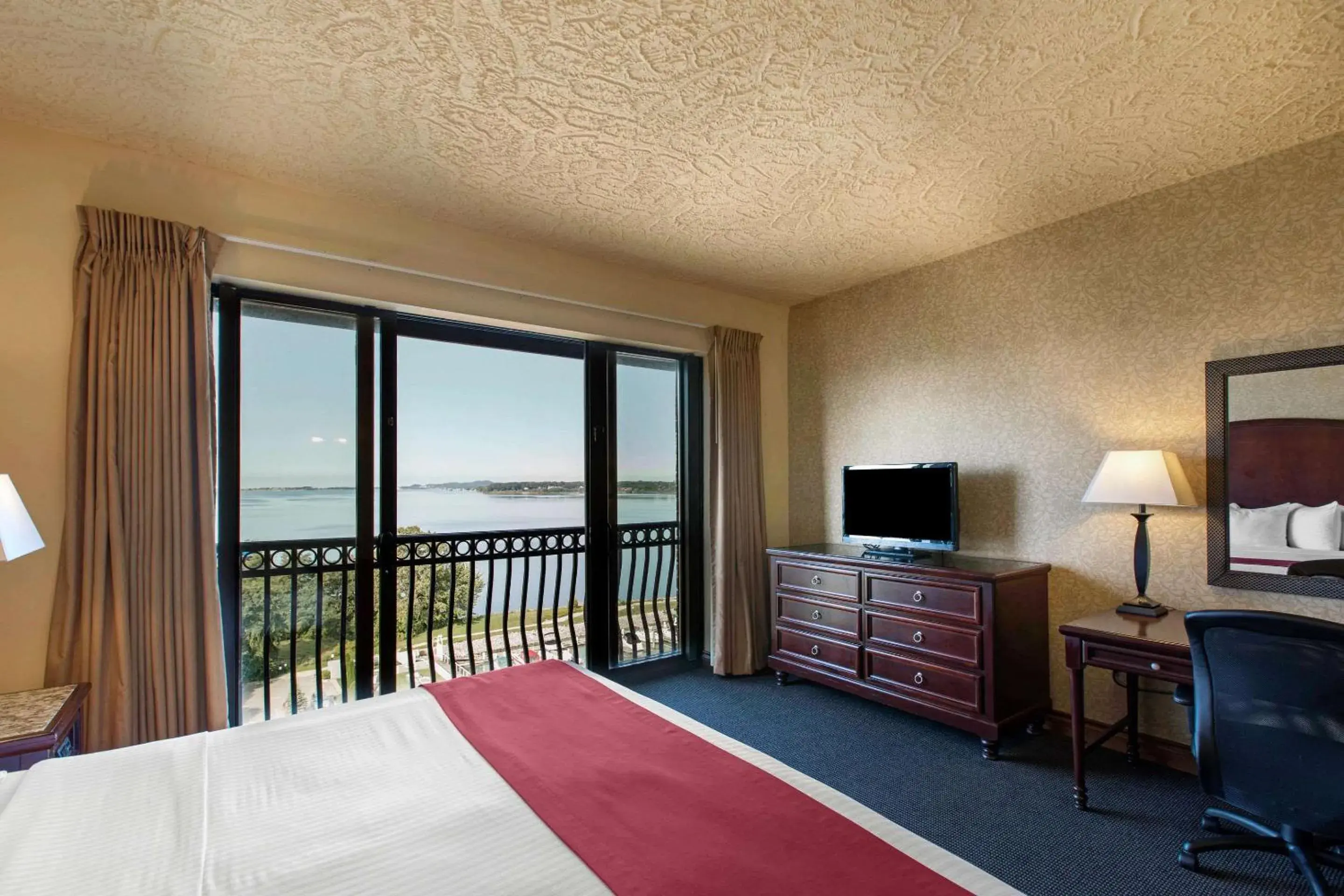 Bedroom, Bed in Shoreline Inn & Conference Center, an Ascend Collection Hotel Bedroom, Bed in Shoreline Inn & Conference Center, an Ascend Collection Hotel