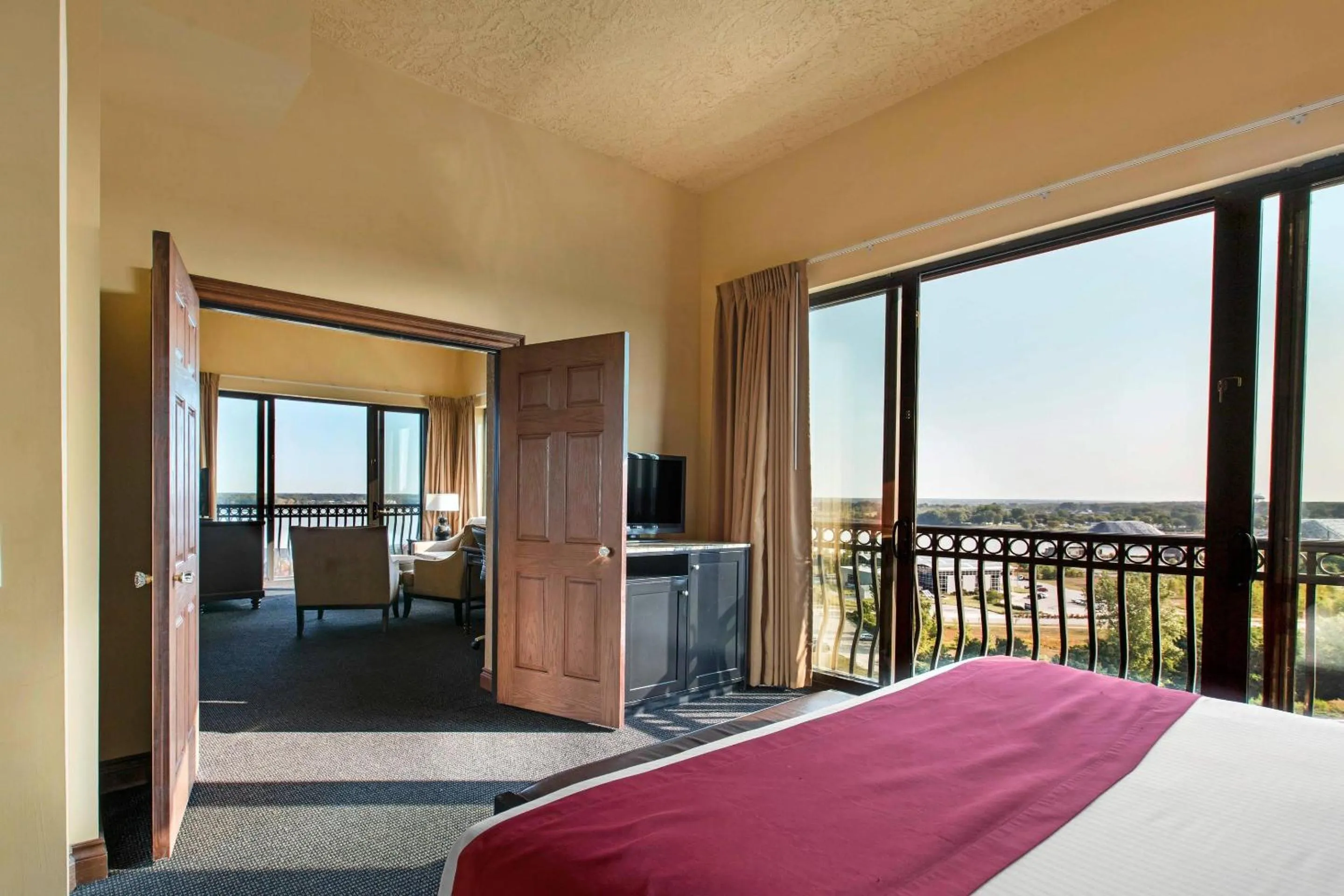 Bedroom, Bed in Shoreline Inn & Conference Center, an Ascend Collection Hotel