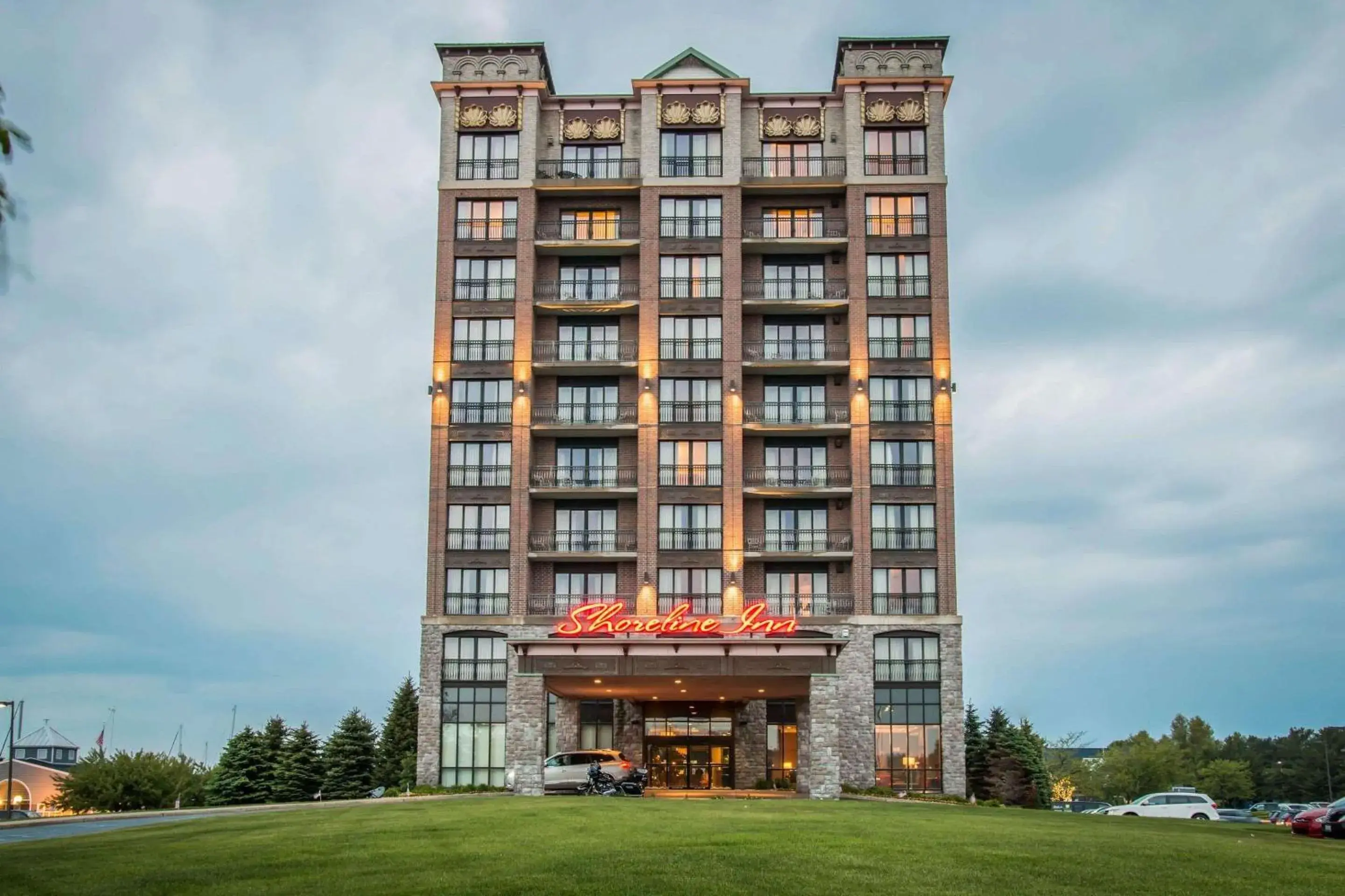 Property building in Shoreline Inn & Conference Center, an Ascend Collection Hotel Property building in Shoreline Inn & Conference Center, an Ascend Collection Hotel