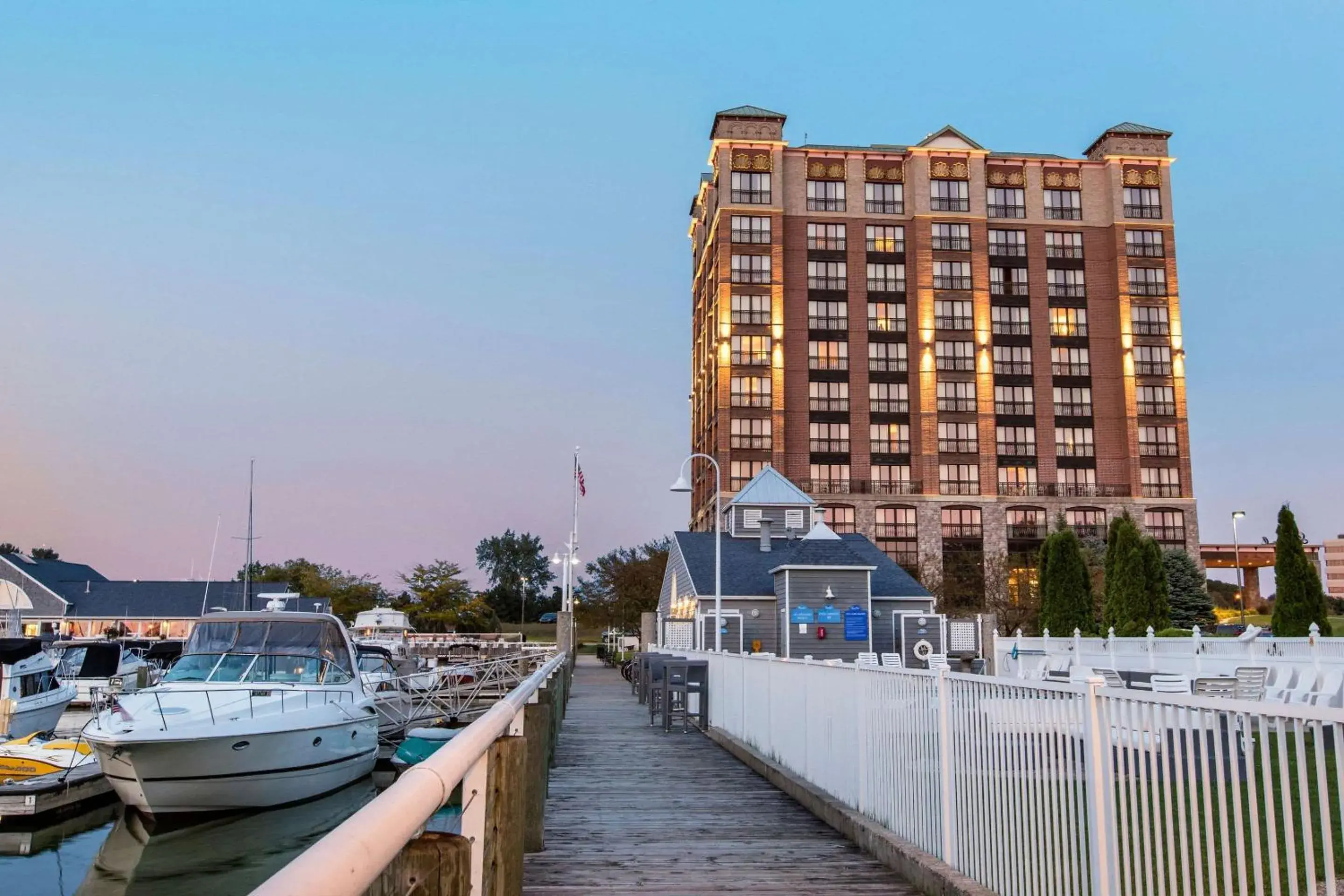 Property building in Shoreline Inn & Conference Center, an Ascend Collection Hotel Property building in Shoreline Inn & Conference Center, an Ascend Collection Hotel