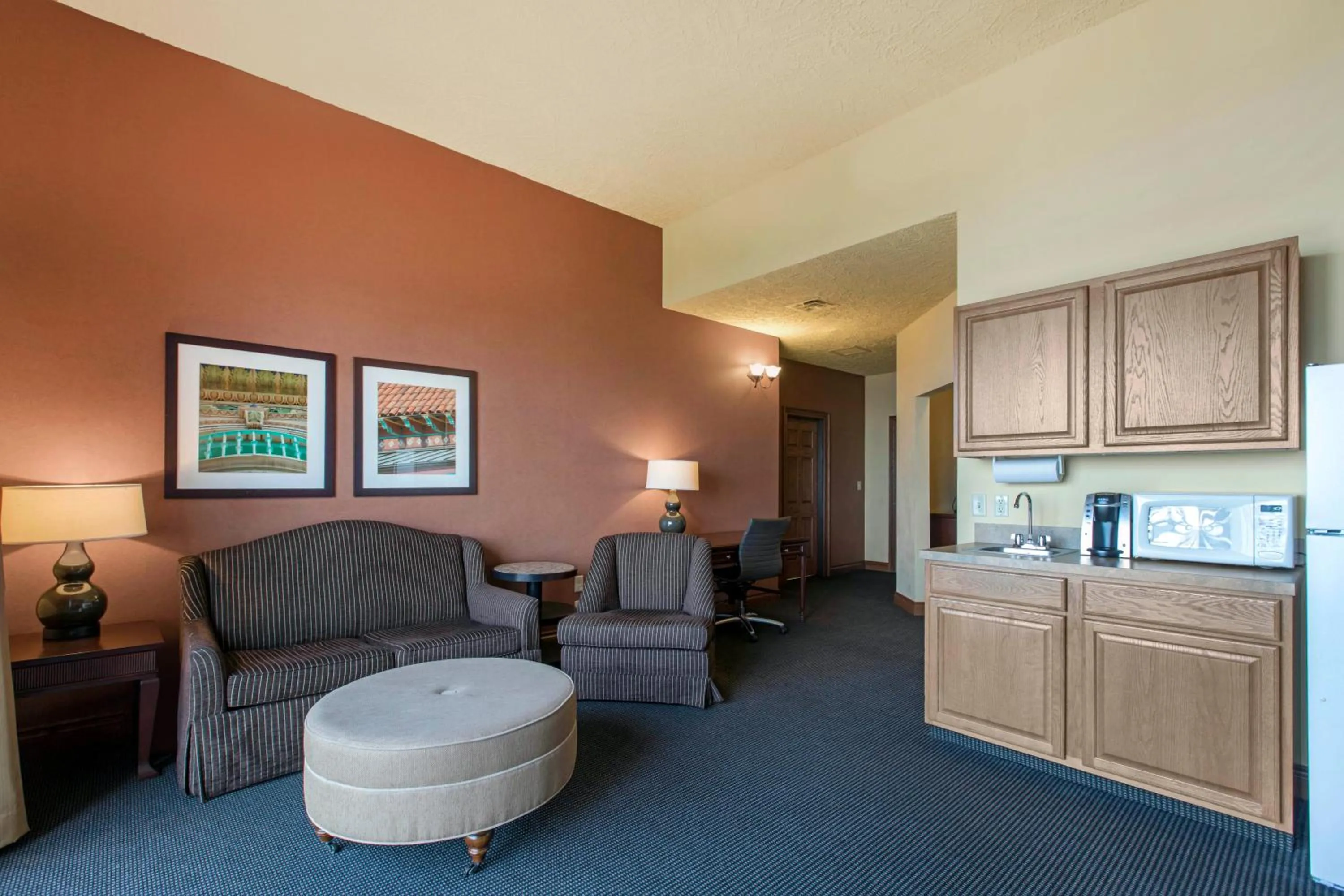 Kitchen or kitchenette in Shoreline Inn & Conference Center, an Ascend Collection Hotel
