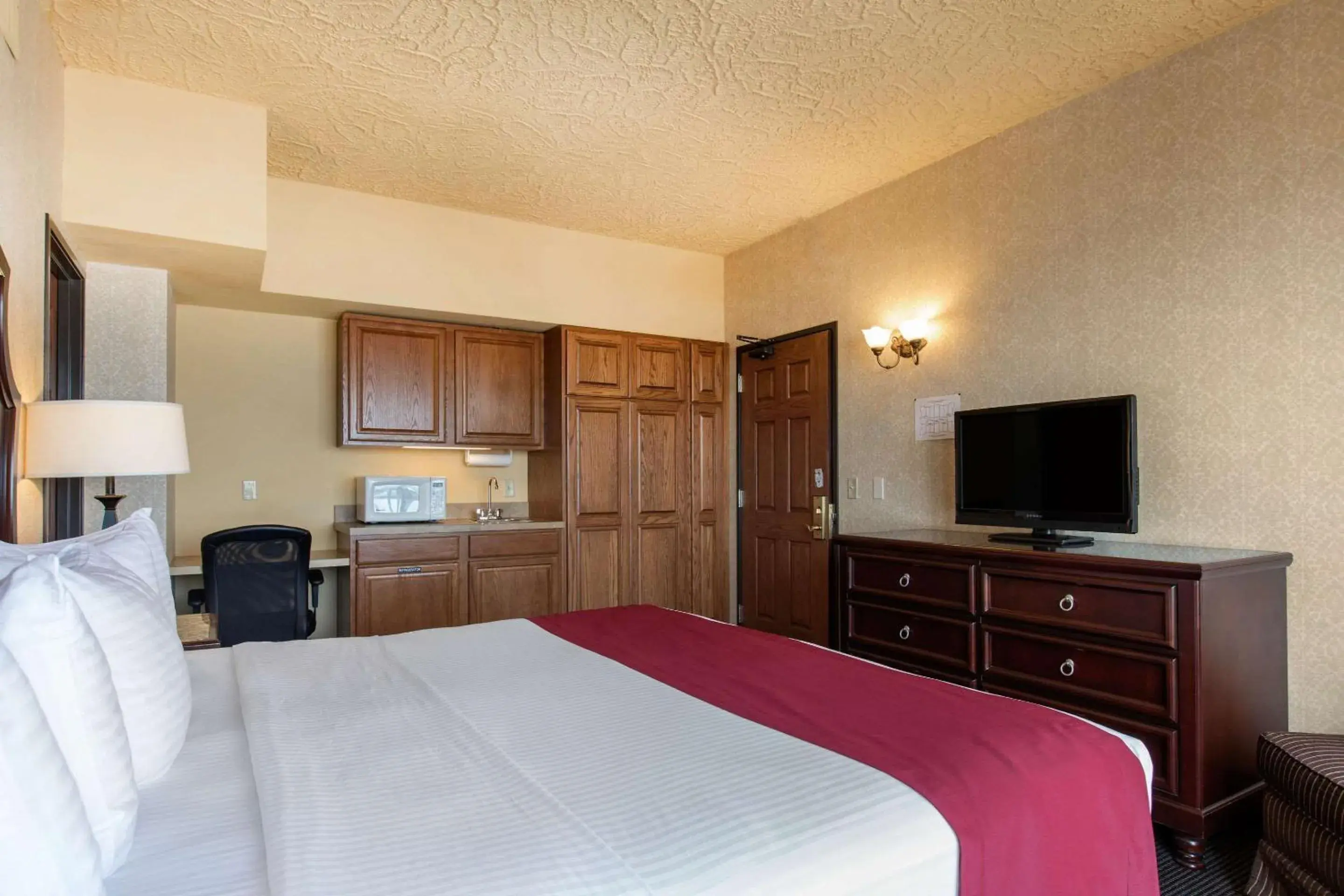 Bedroom, Bed in Shoreline Inn & Conference Center, an Ascend Collection Hotel Bedroom, Bed in Shoreline Inn & Conference Center, an Ascend Collection Hotel