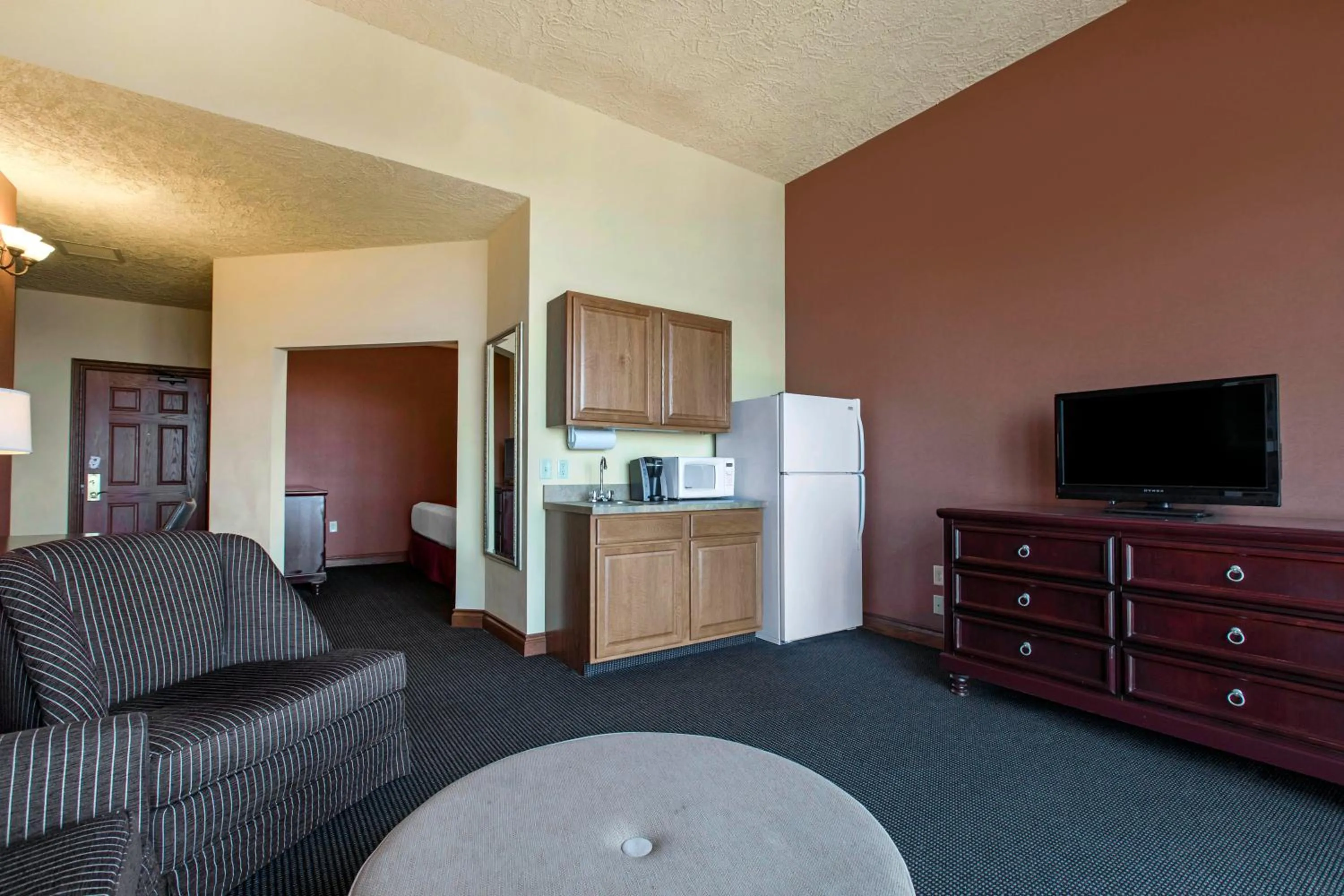 Kitchen or kitchenette in Shoreline Inn & Conference Center, an Ascend Collection Hotel