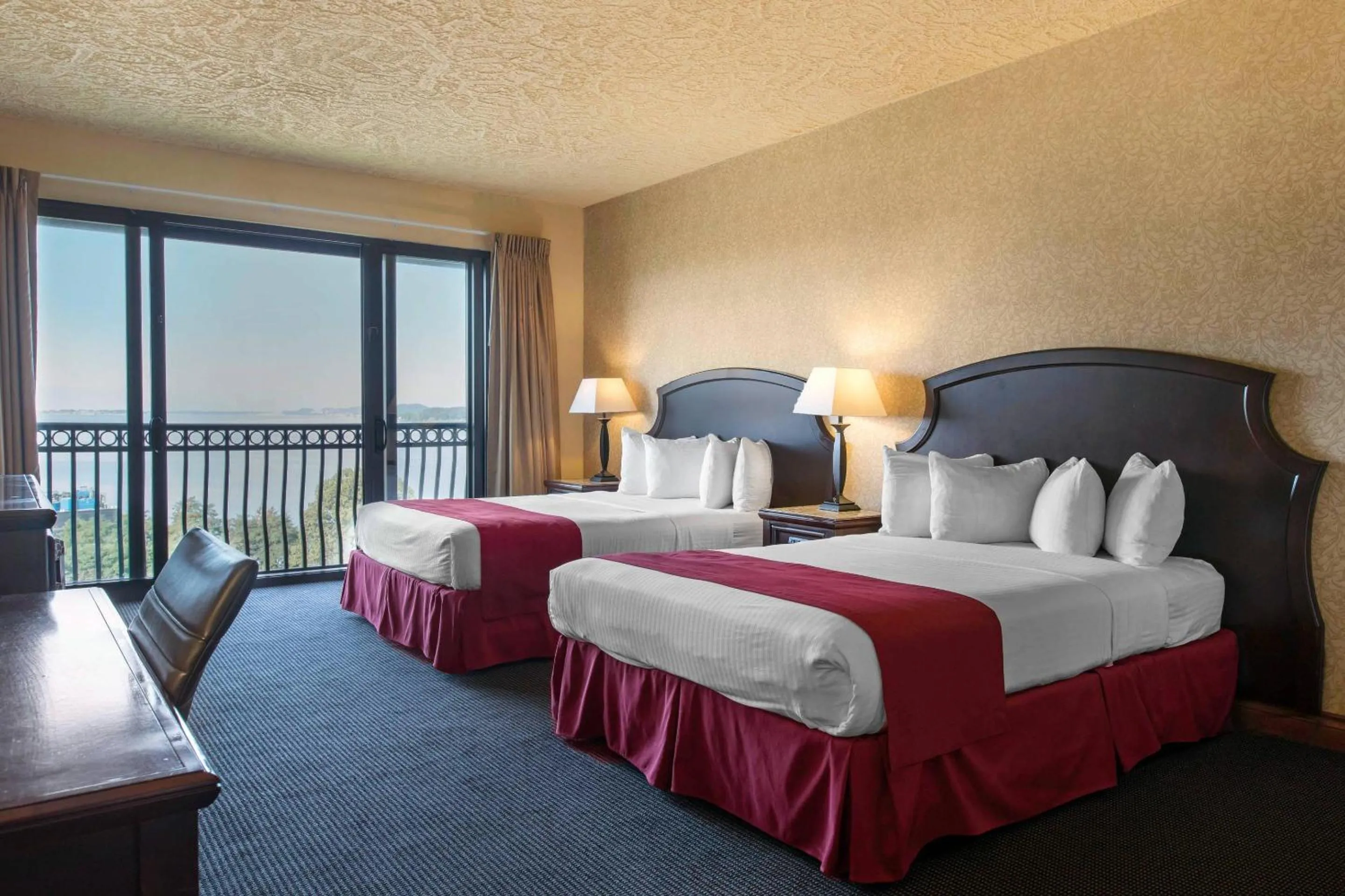 Bedroom, Bed in Shoreline Inn & Conference Center, an Ascend Collection Hotel