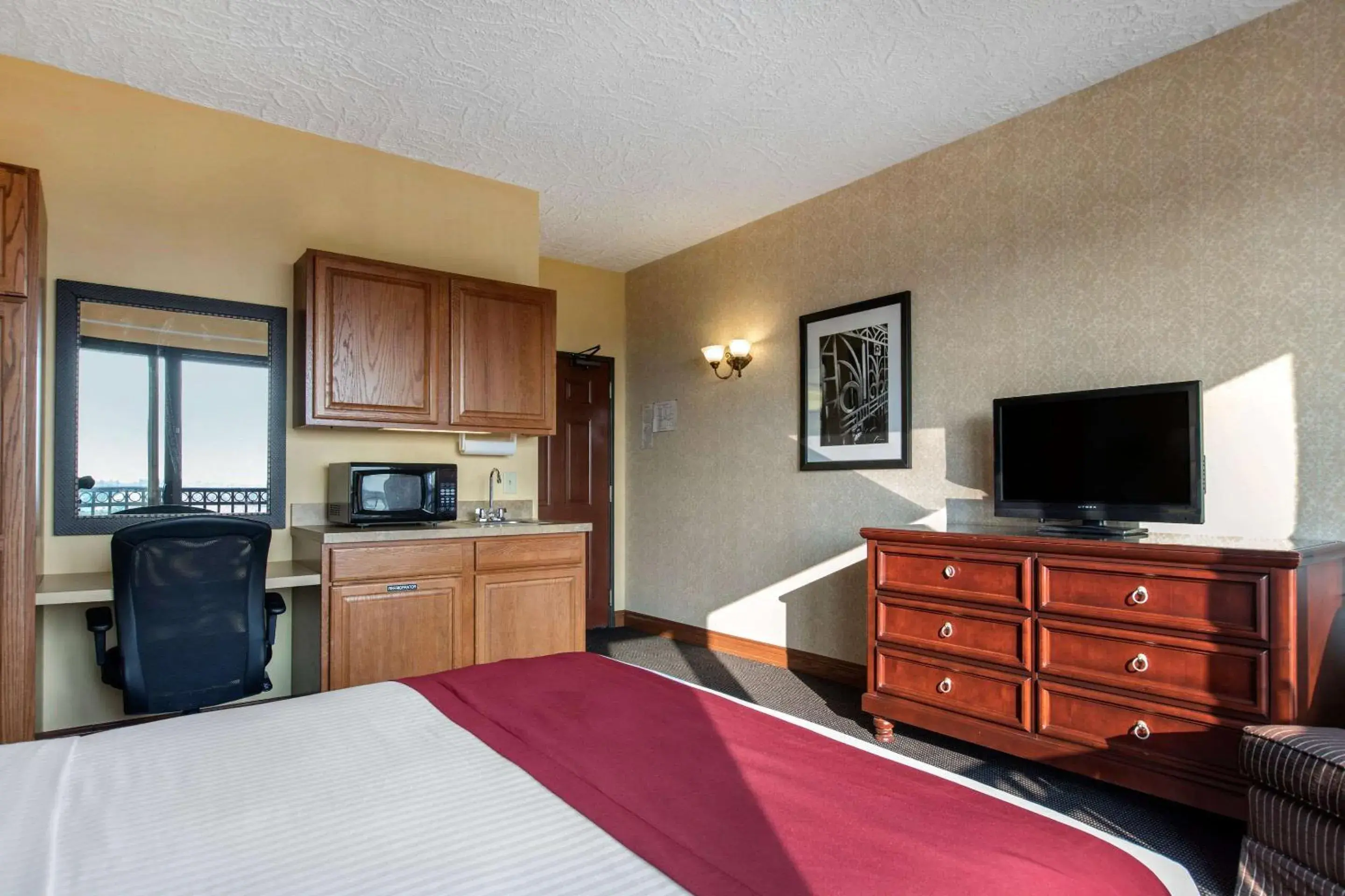 Bedroom, Bed in Shoreline Inn & Conference Center, an Ascend Collection Hotel Bedroom, Bed in Shoreline Inn & Conference Center, an Ascend Collection Hotel