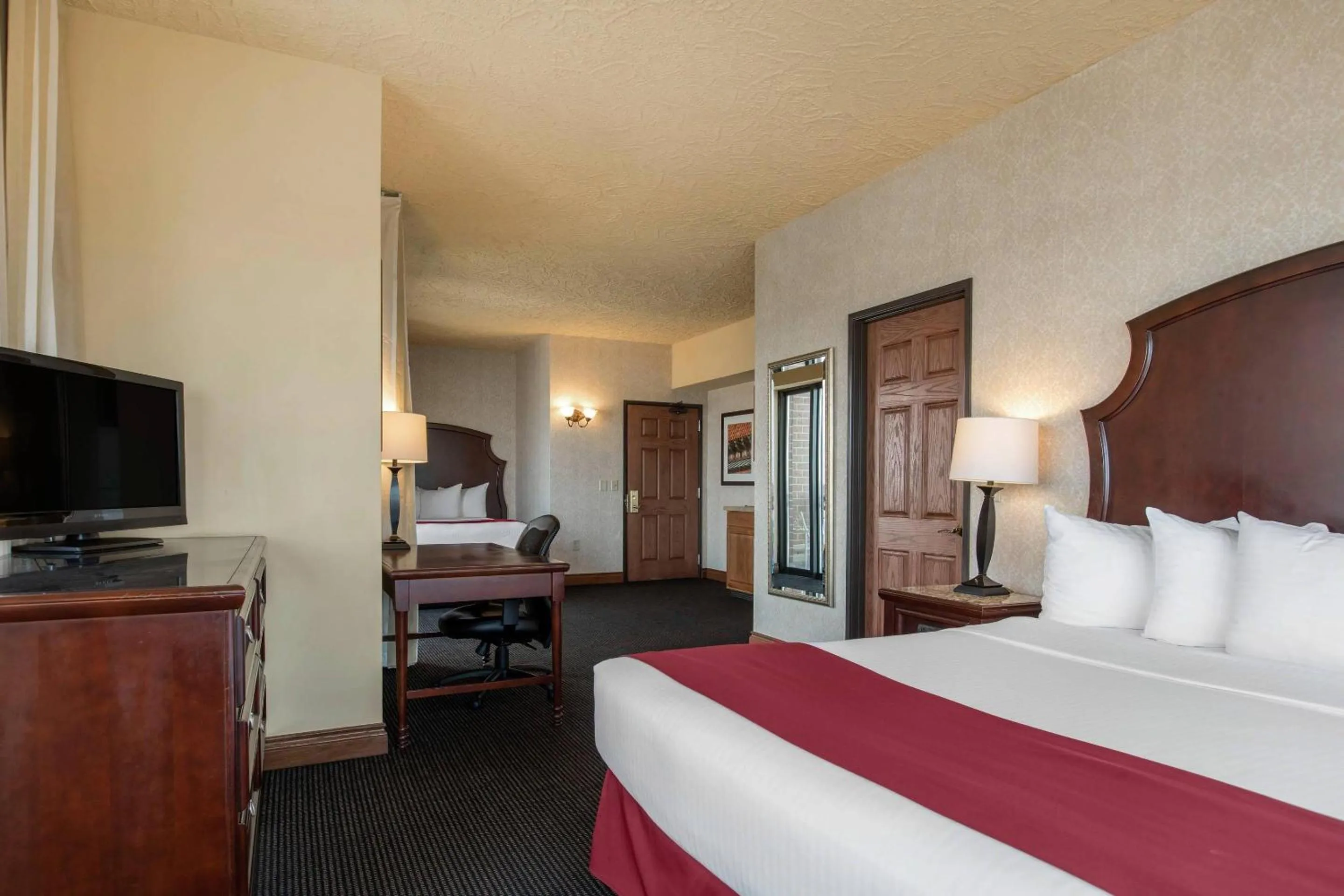 Bedroom, Bed in Shoreline Inn & Conference Center, an Ascend Collection Hotel