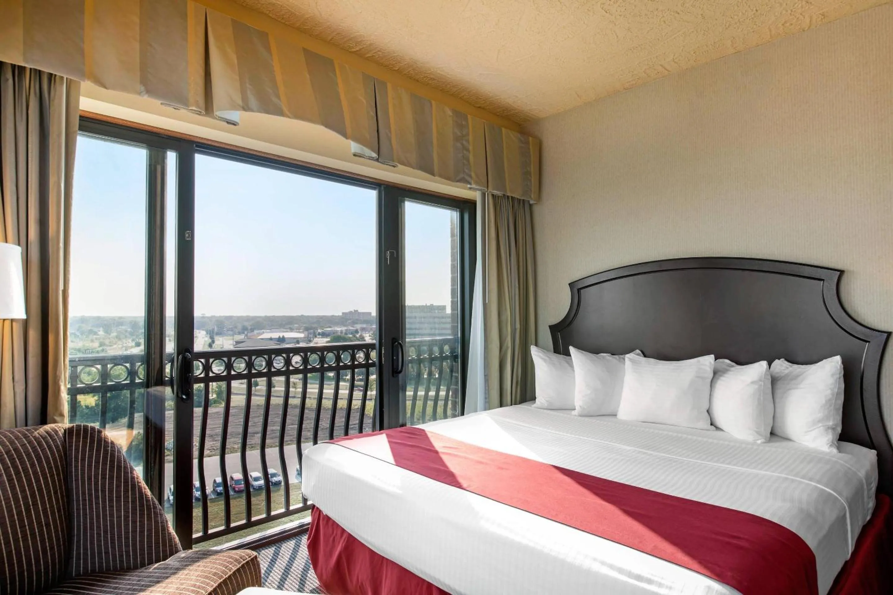 Bedroom, Bed in Shoreline Inn & Conference Center, an Ascend Collection Hotel