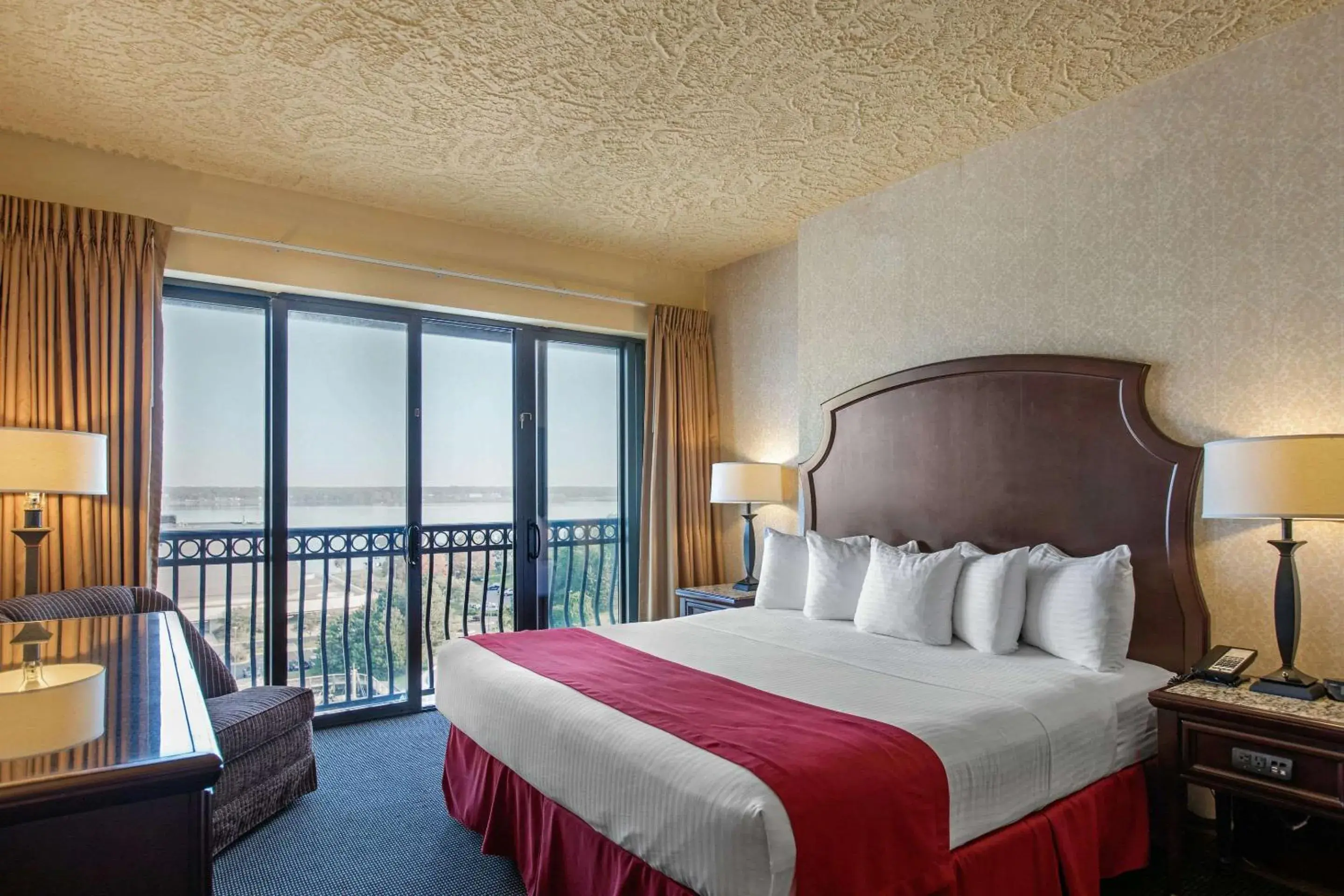 Bedroom, Bed in Shoreline Inn & Conference Center, an Ascend Collection Hotel Bedroom, Bed in Shoreline Inn & Conference Center, an Ascend Collection Hotel