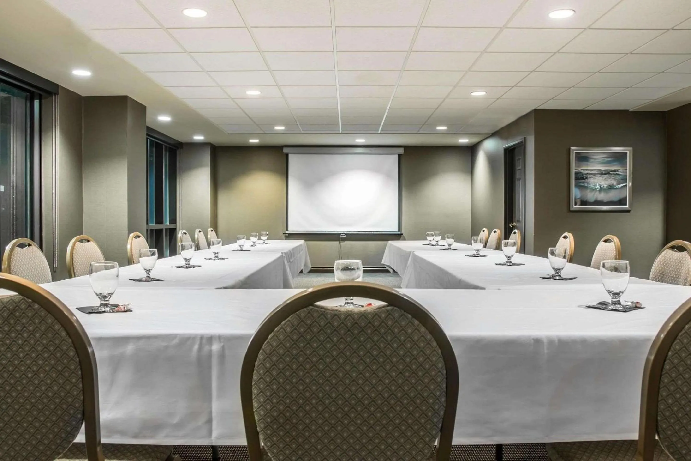 Meeting/conference room in Shoreline Inn & Conference Center, an Ascend Collection Hotel