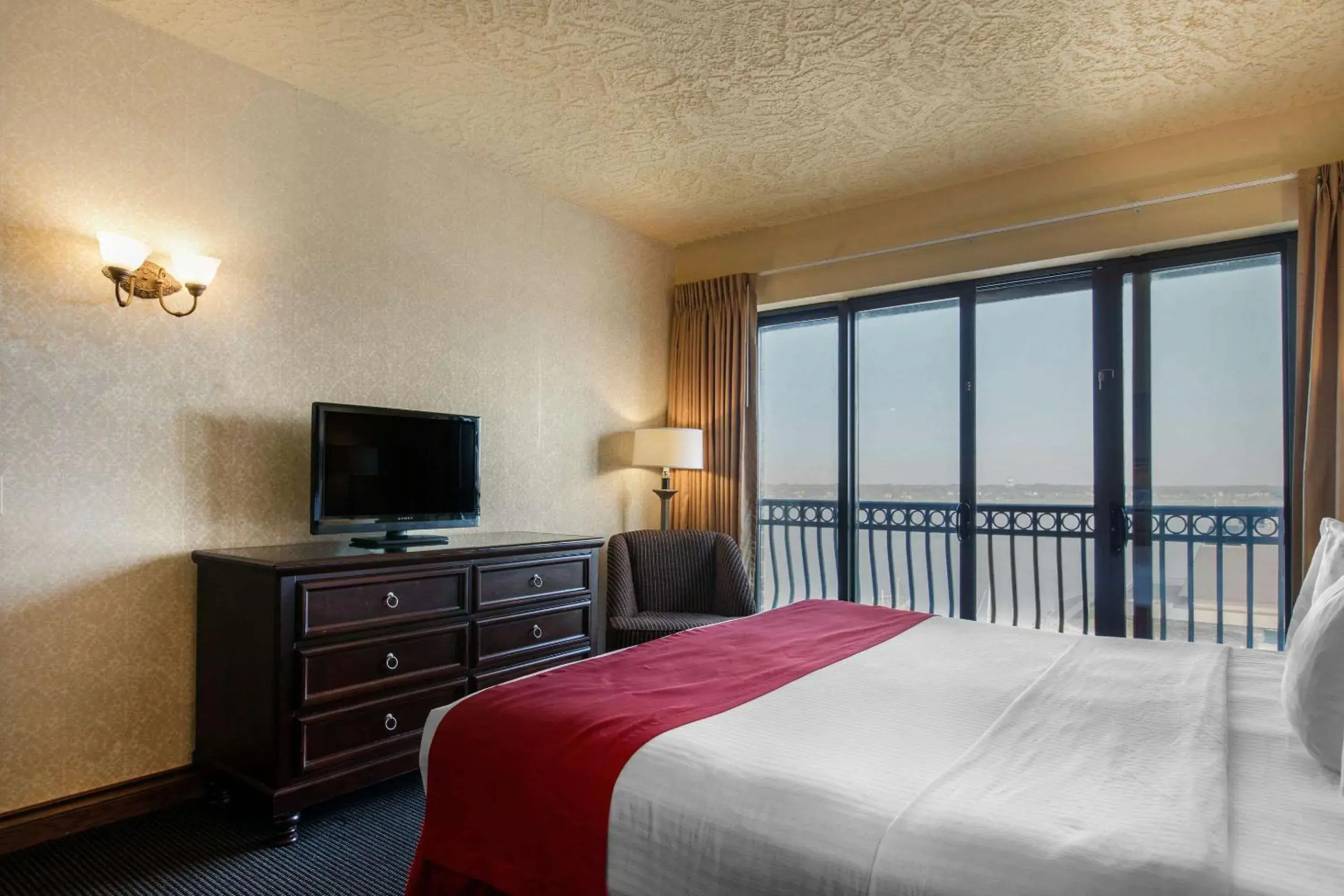 Bedroom, Bed in Shoreline Inn & Conference Center, an Ascend Collection Hotel Bedroom, Bed in Shoreline Inn & Conference Center, an Ascend Collection Hotel