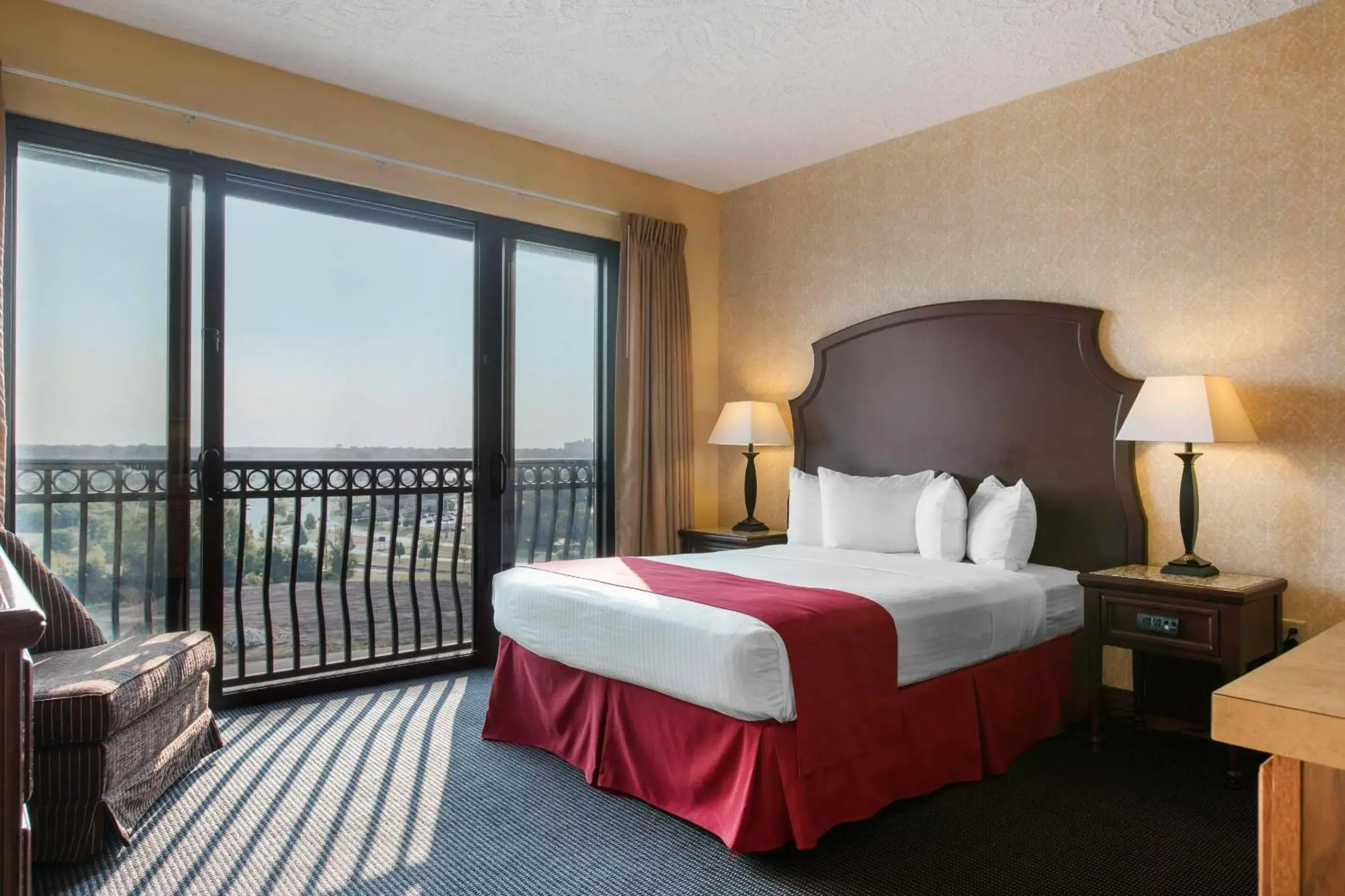 Bedroom, Bed in Shoreline Inn & Conference Center, an Ascend Collection Hotel Bedroom, Bed in Shoreline Inn & Conference Center, an Ascend Collection Hotel