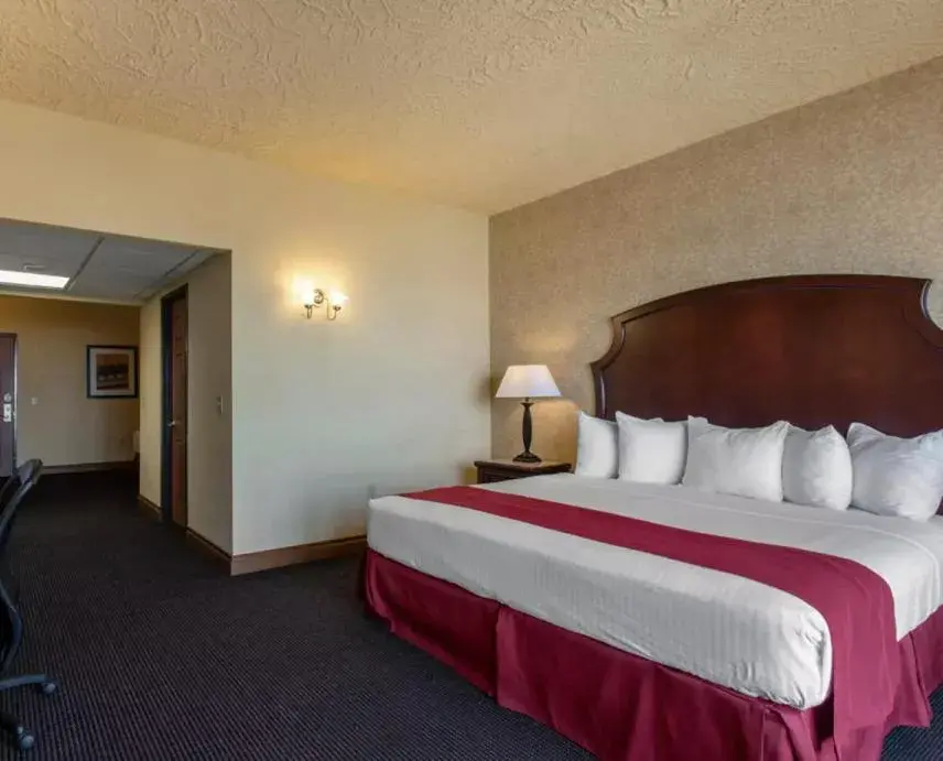 Bed in Shoreline Inn & Conference Center, an Ascend Collection Hotel Bed in Shoreline Inn & Conference Center, an Ascend Collection Hotel