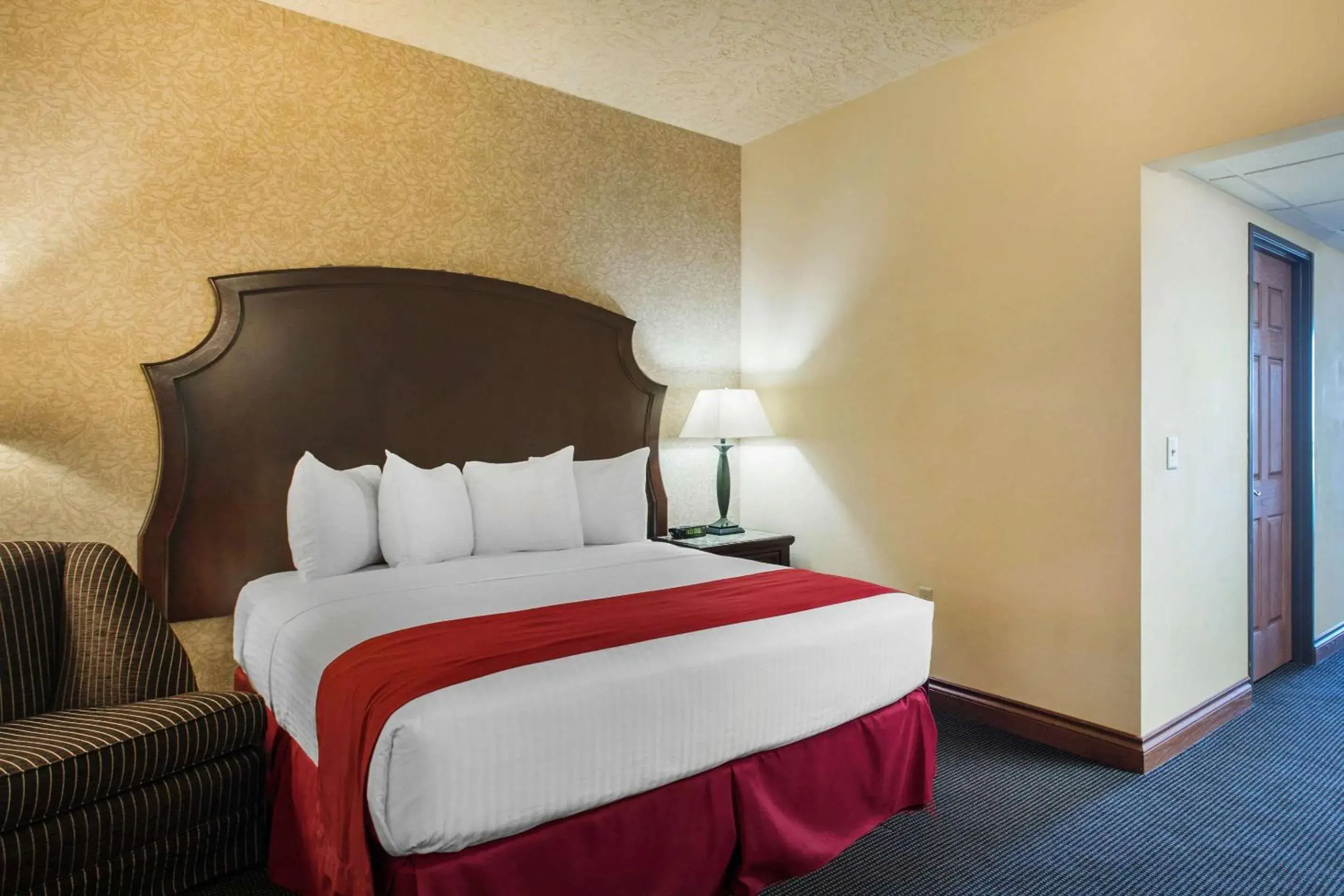 Bedroom, Bed in Shoreline Inn & Conference Center, an Ascend Collection Hotel Bedroom, Bed in Shoreline Inn & Conference Center, an Ascend Collection Hotel
