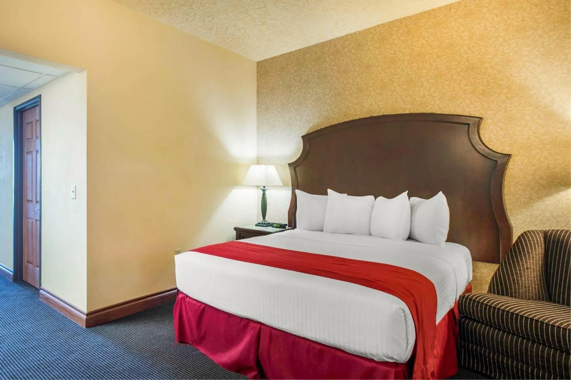 Bedroom, Bed in Shoreline Inn & Conference Center, an Ascend Collection Hotel
