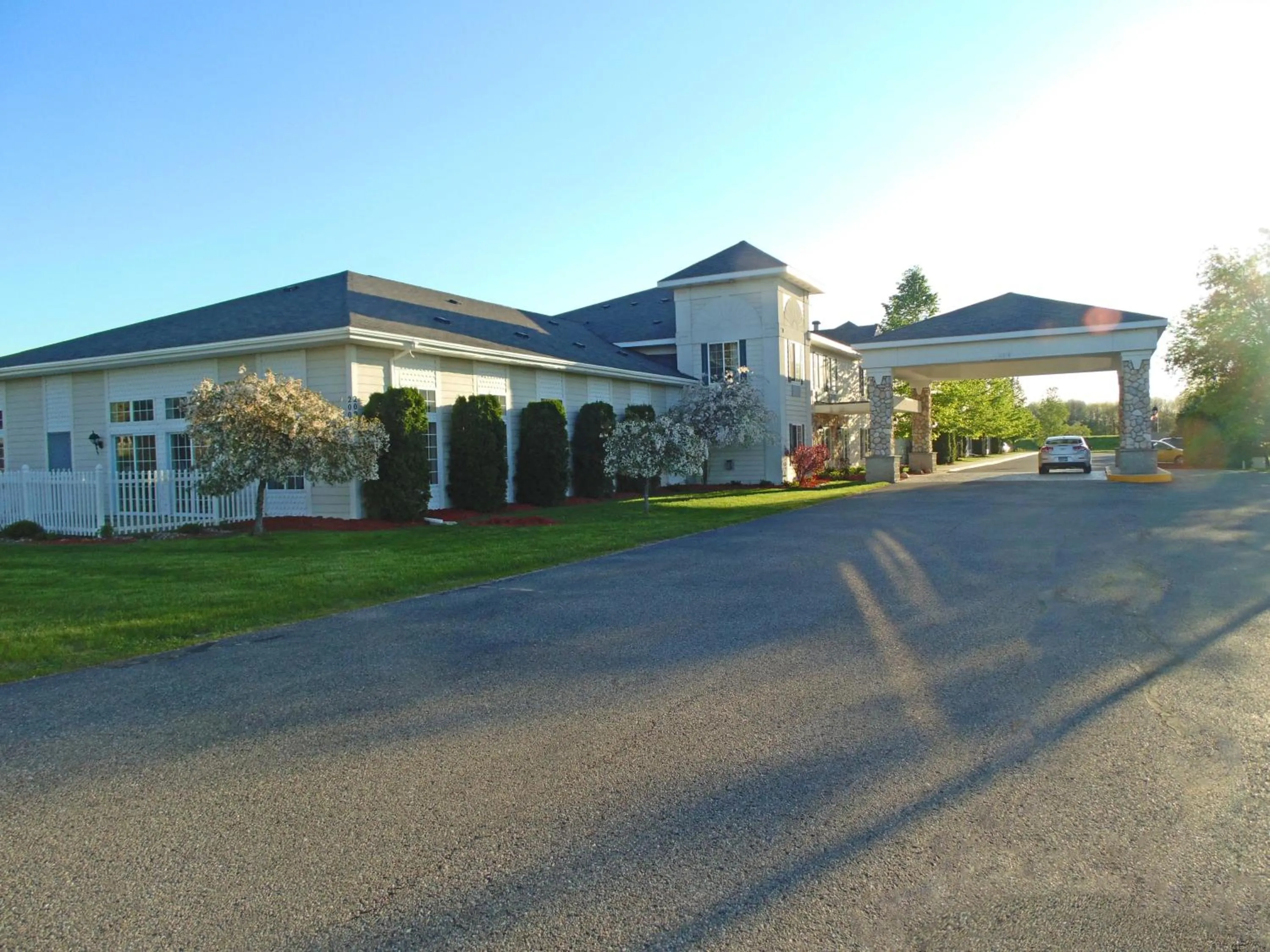 Property building in American Inn and Suites Houghton Lake
