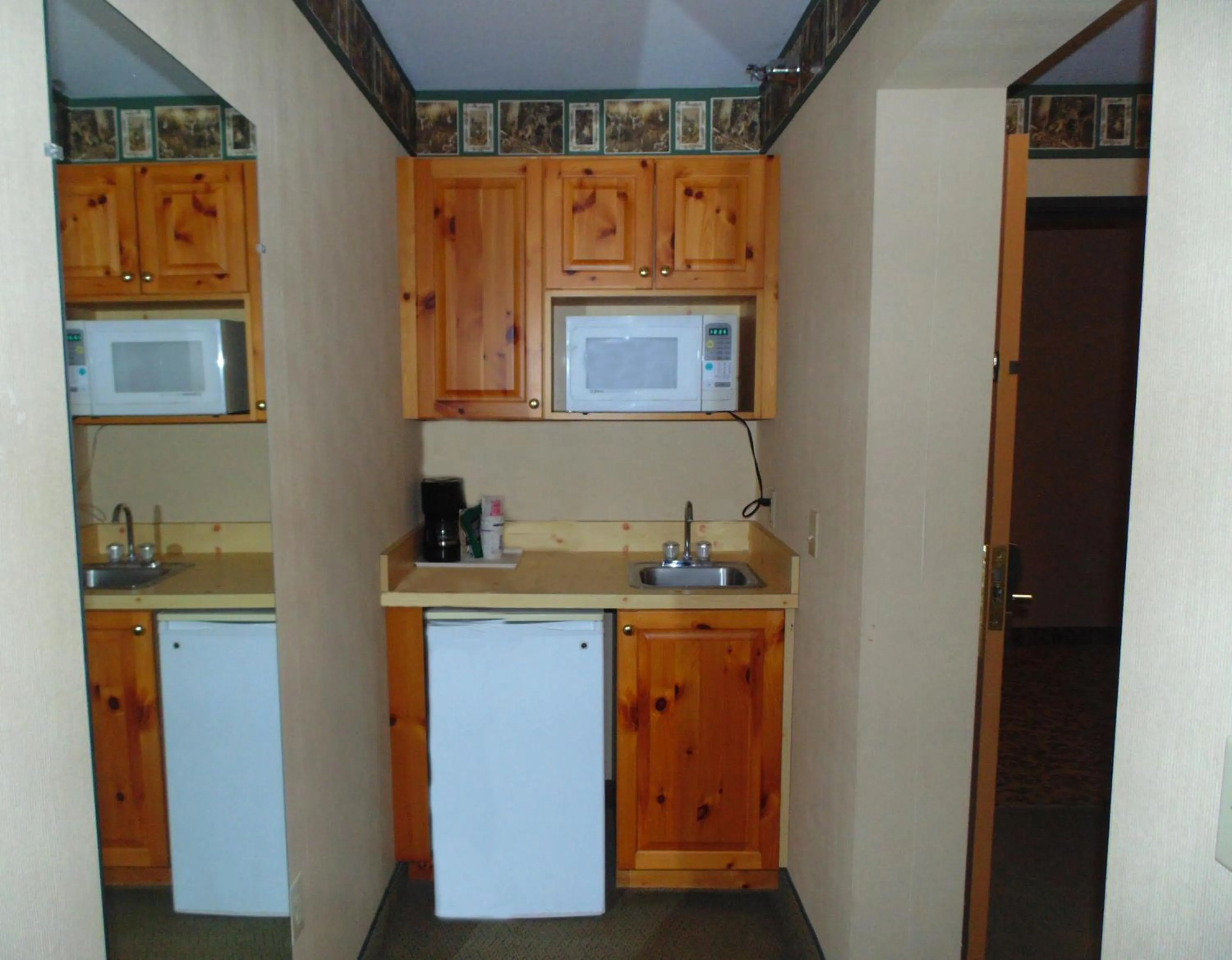 Kitchen or kitchenette in American Inn and Suites Houghton Lake