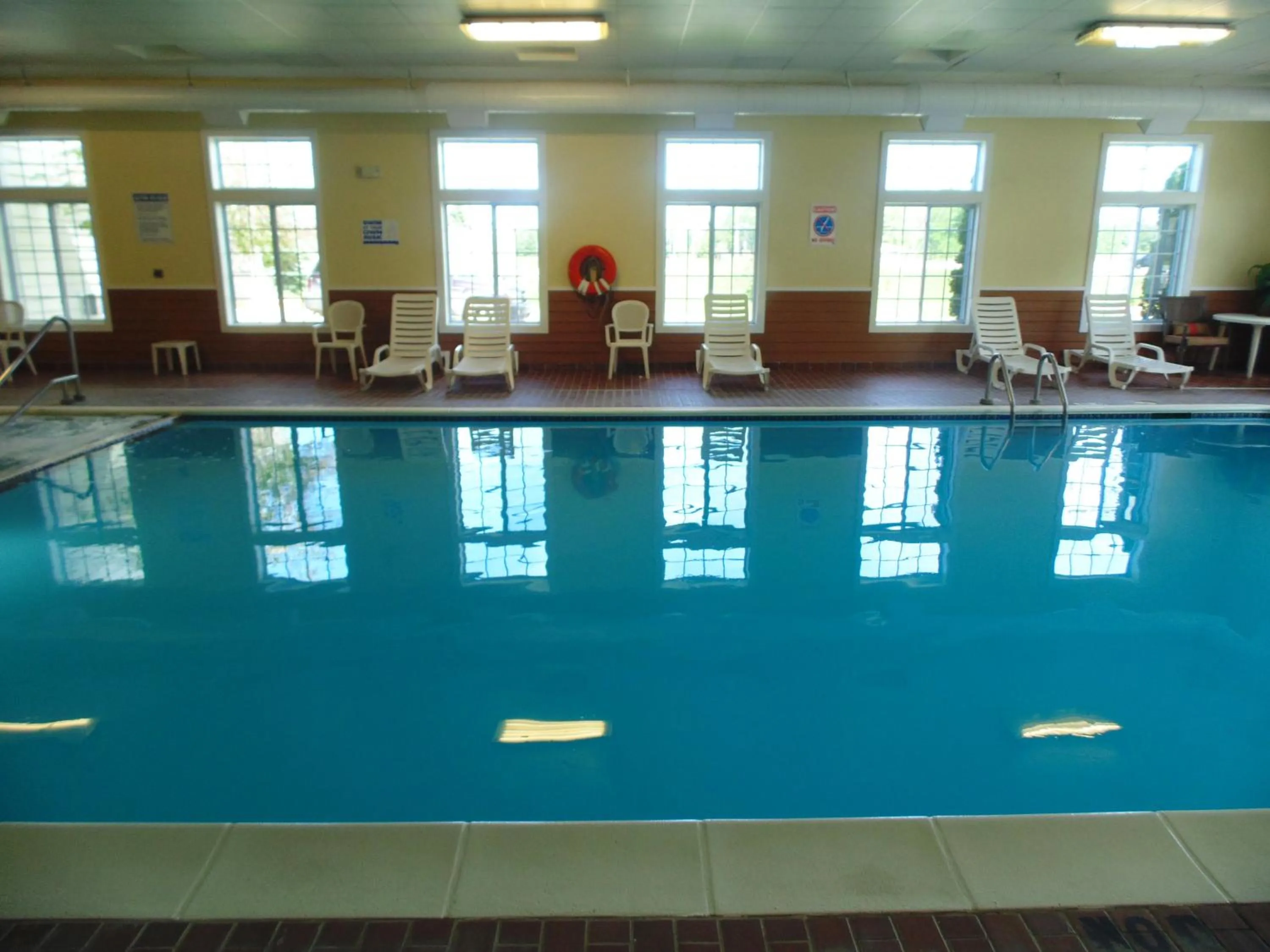 Swimming pool in American Inn and Suites Houghton Lake