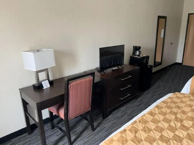 Bed in American Inn and Suites Houghton Lake